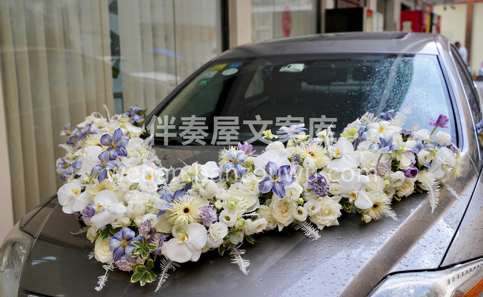 简单大气的V型婚车~ 鲜花是永不过时的浪 配图1