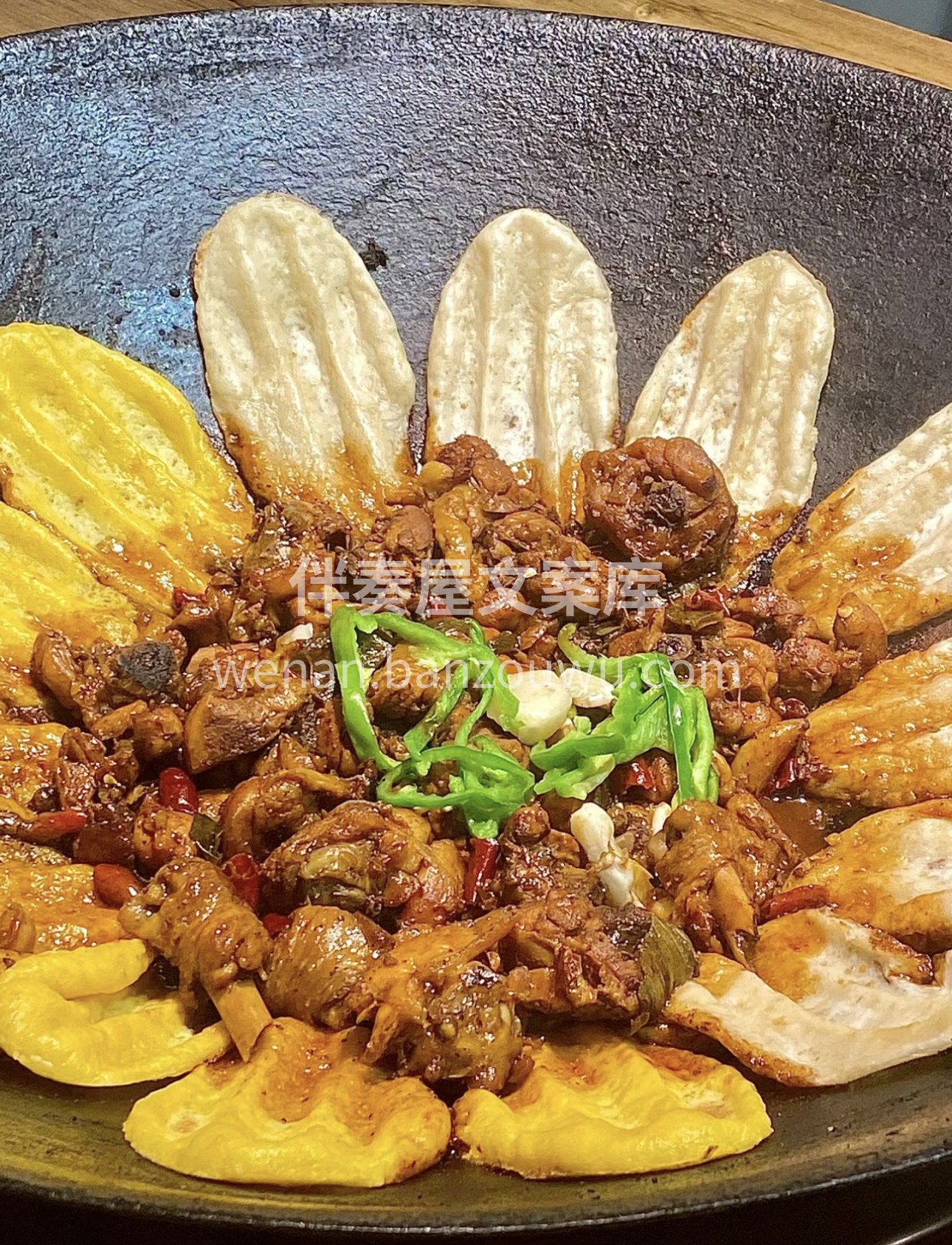 美味地锅鸡，铁锅炖煮出的醇厚风味。鸡肉与 配图1