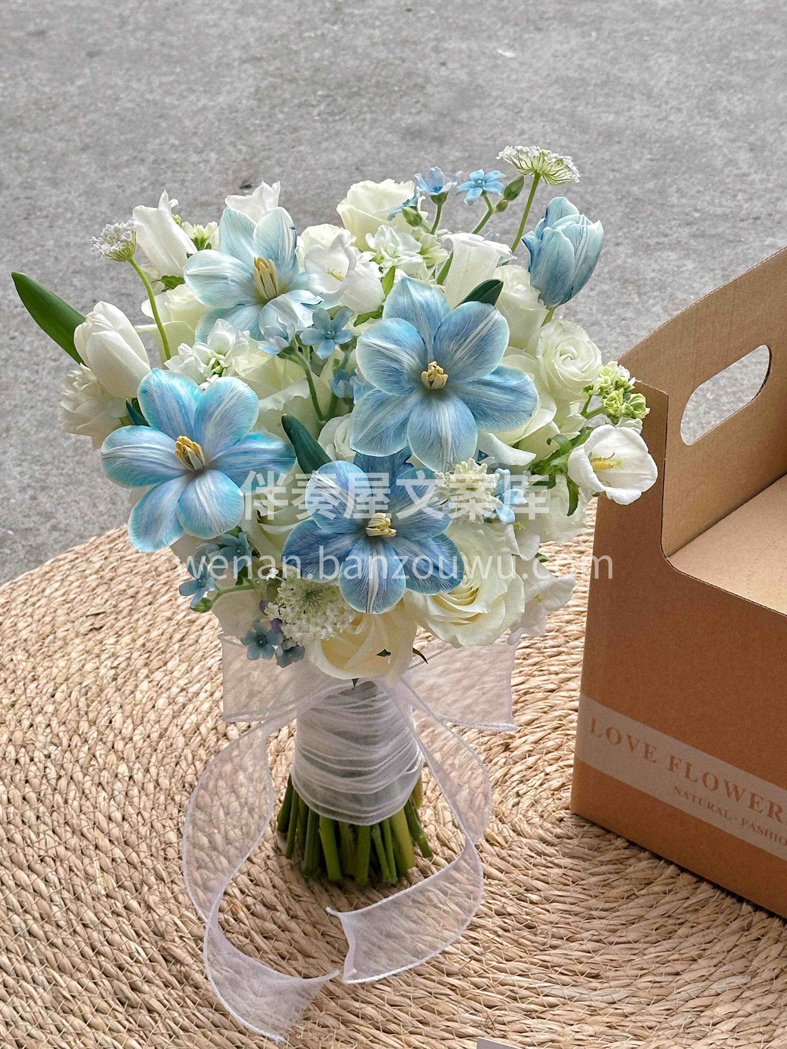郁金香的温柔🌷玫瑰的浪漫 蓝白配色 清冷又高级 💐手捧美好  配图2
