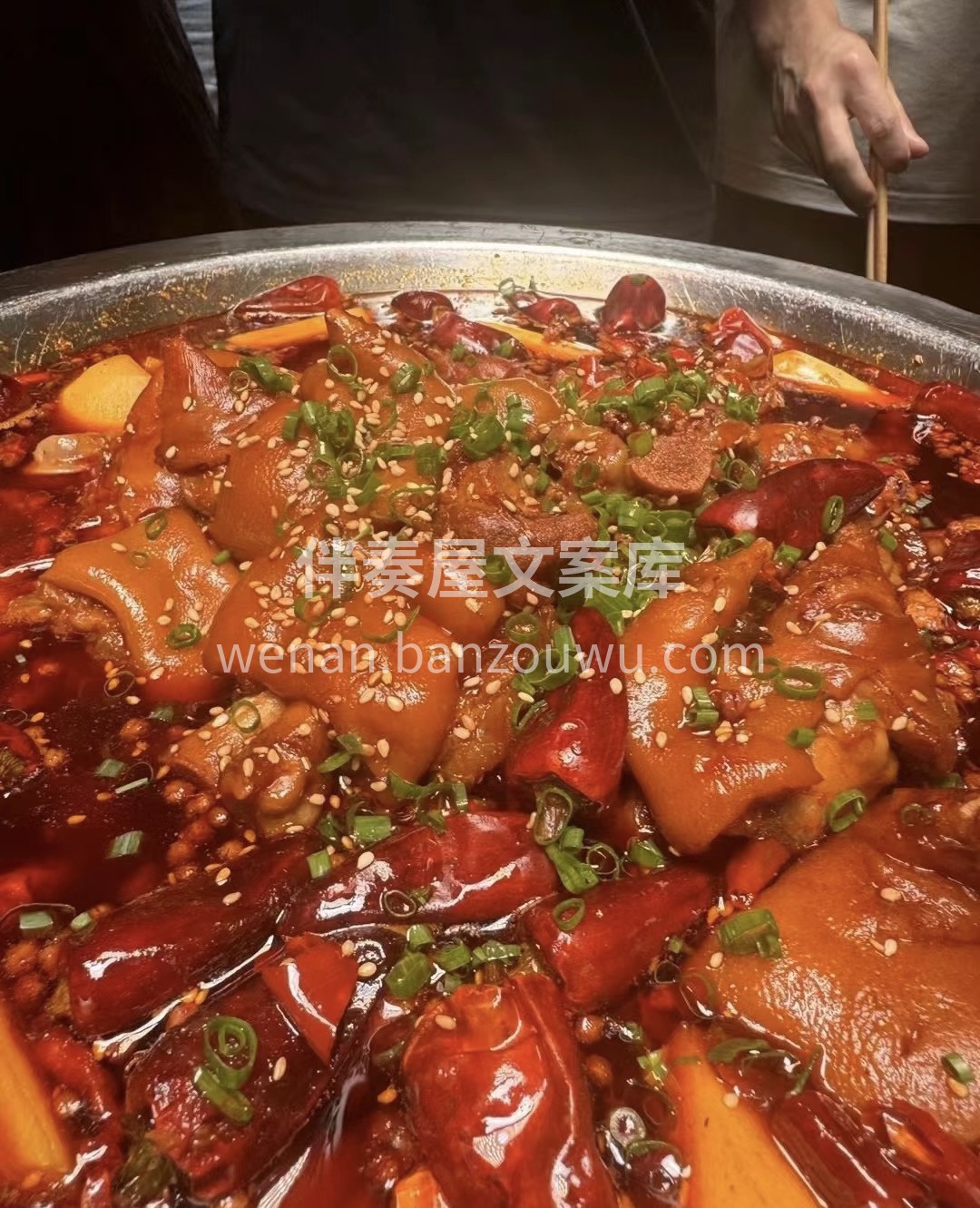 猪蹄那软糯Q弹的口感，在火锅中翻滚，吸饱 配图3