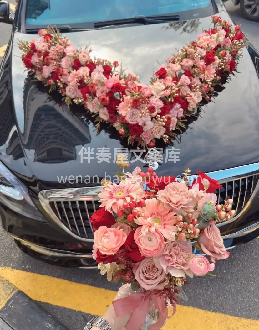 呀~有点喜欢的婚车😍 就挺喜欢这种色调的 配图1