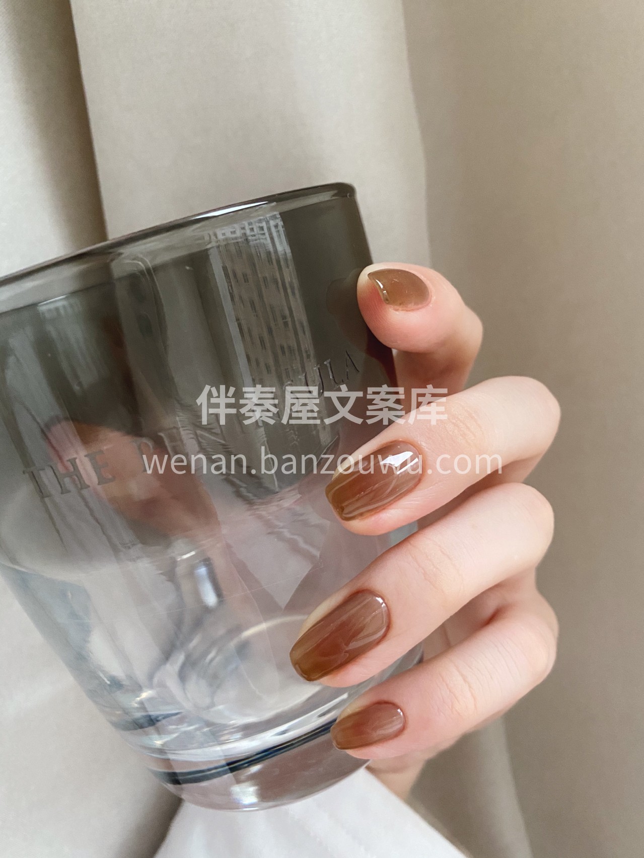 干净清透的纯色美甲 配图2