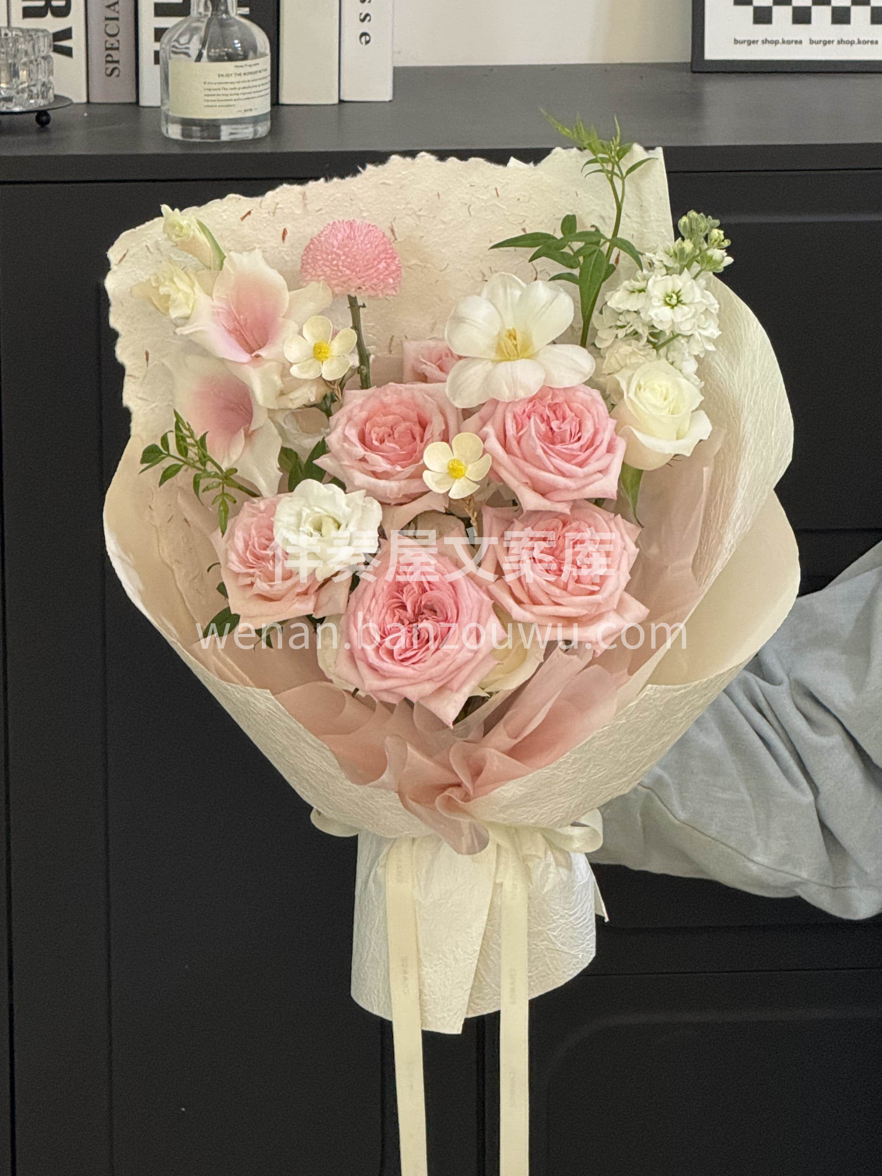 不抢眼却超耐看的粉色小花束 藏着细碎的美好🌸拿在手里🌷 连空 配图1