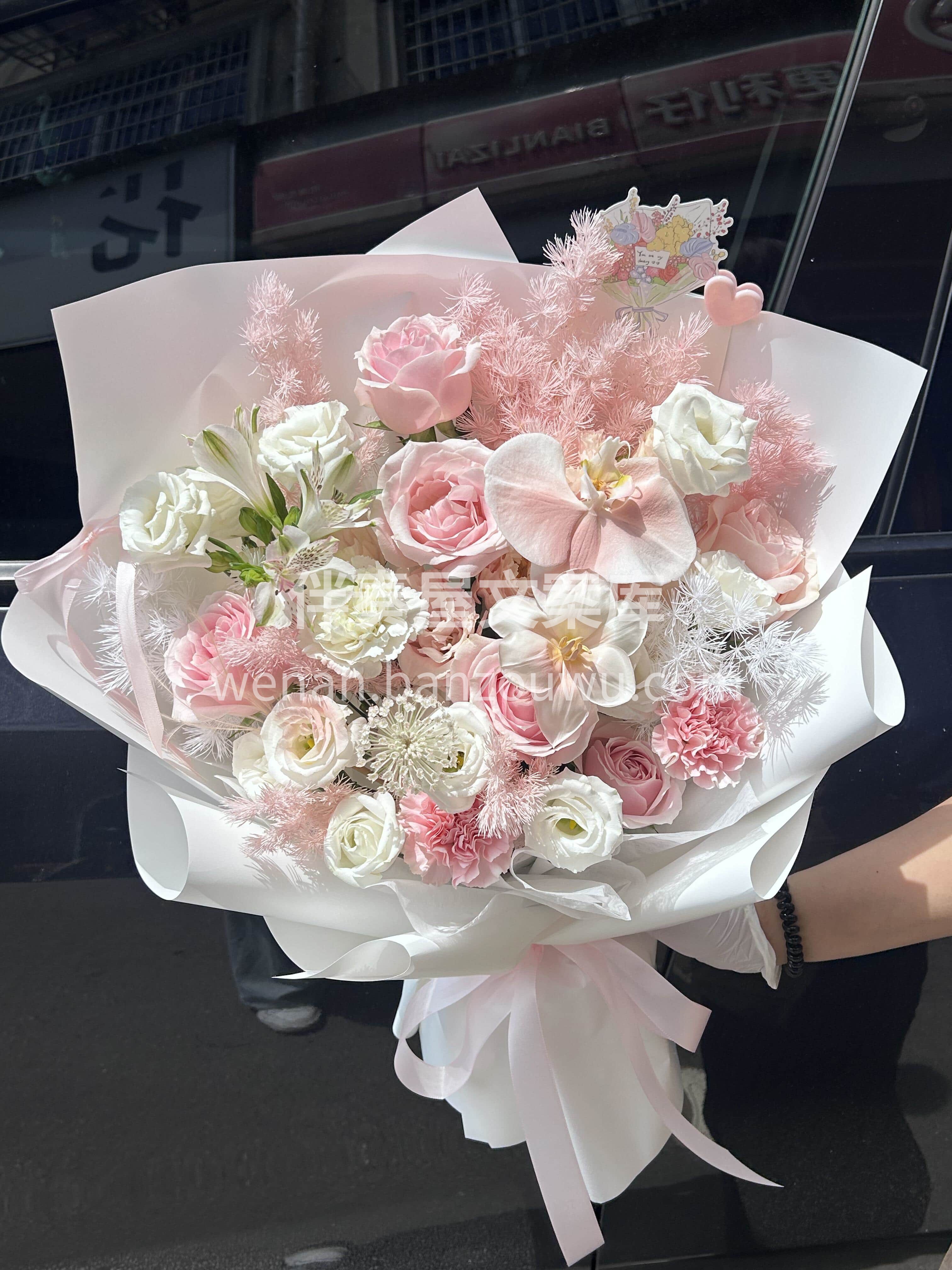 粉白色温柔花束🌷 花不是生活的必需品🌸 却是疲惫生活里的温柔 配图1