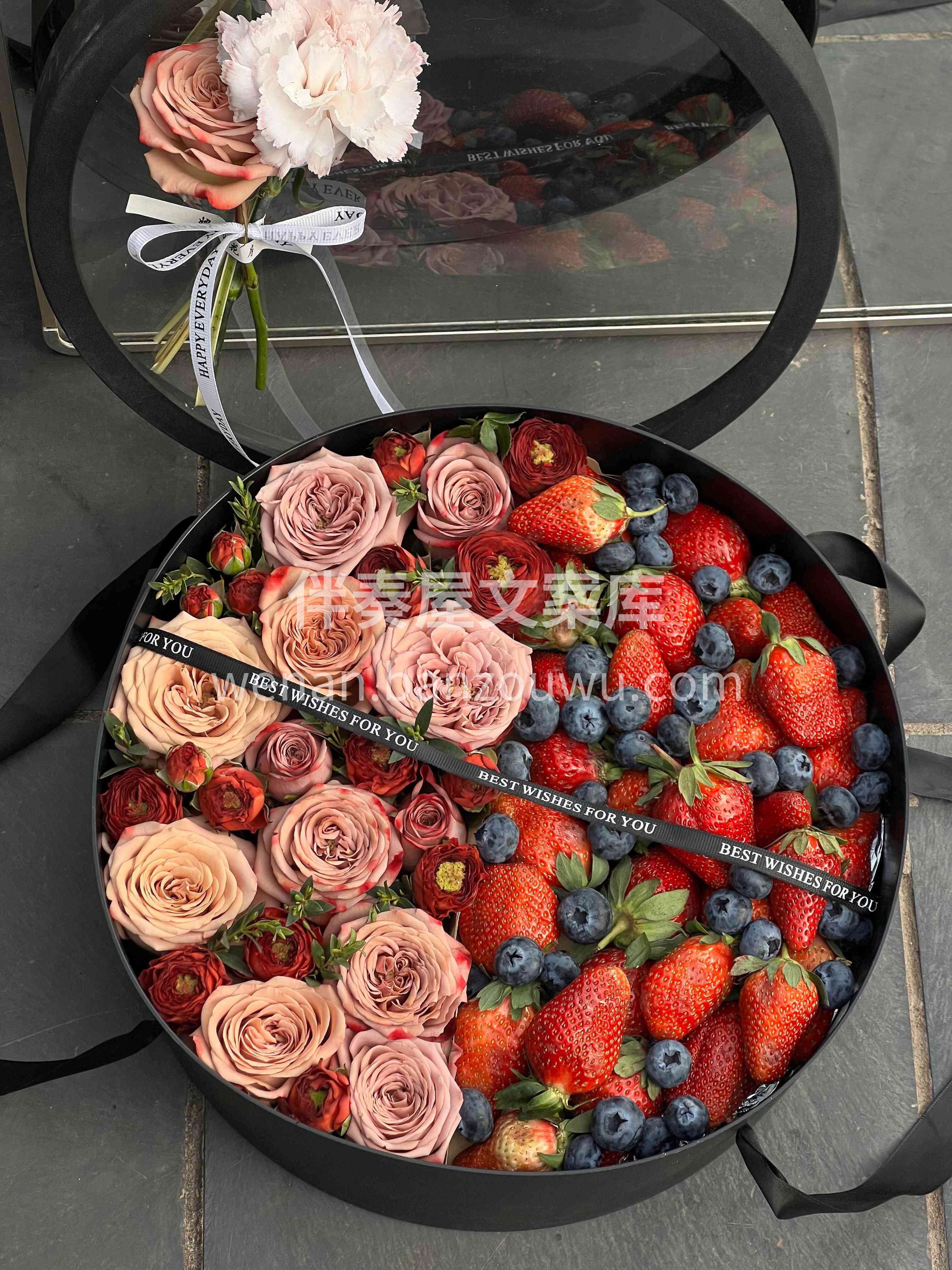 🍓莓心 莓肺 莓烦恼 但有花🌼有你 有美好 #鲜花水果礼盒 配图2