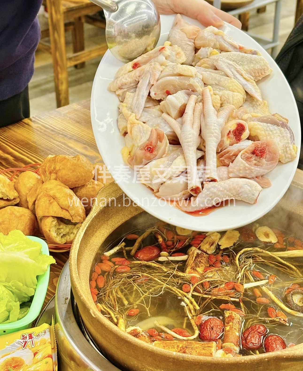 五指毛桃鸡火锅，独特风味等你来尝！鲜嫩鸡 配图1