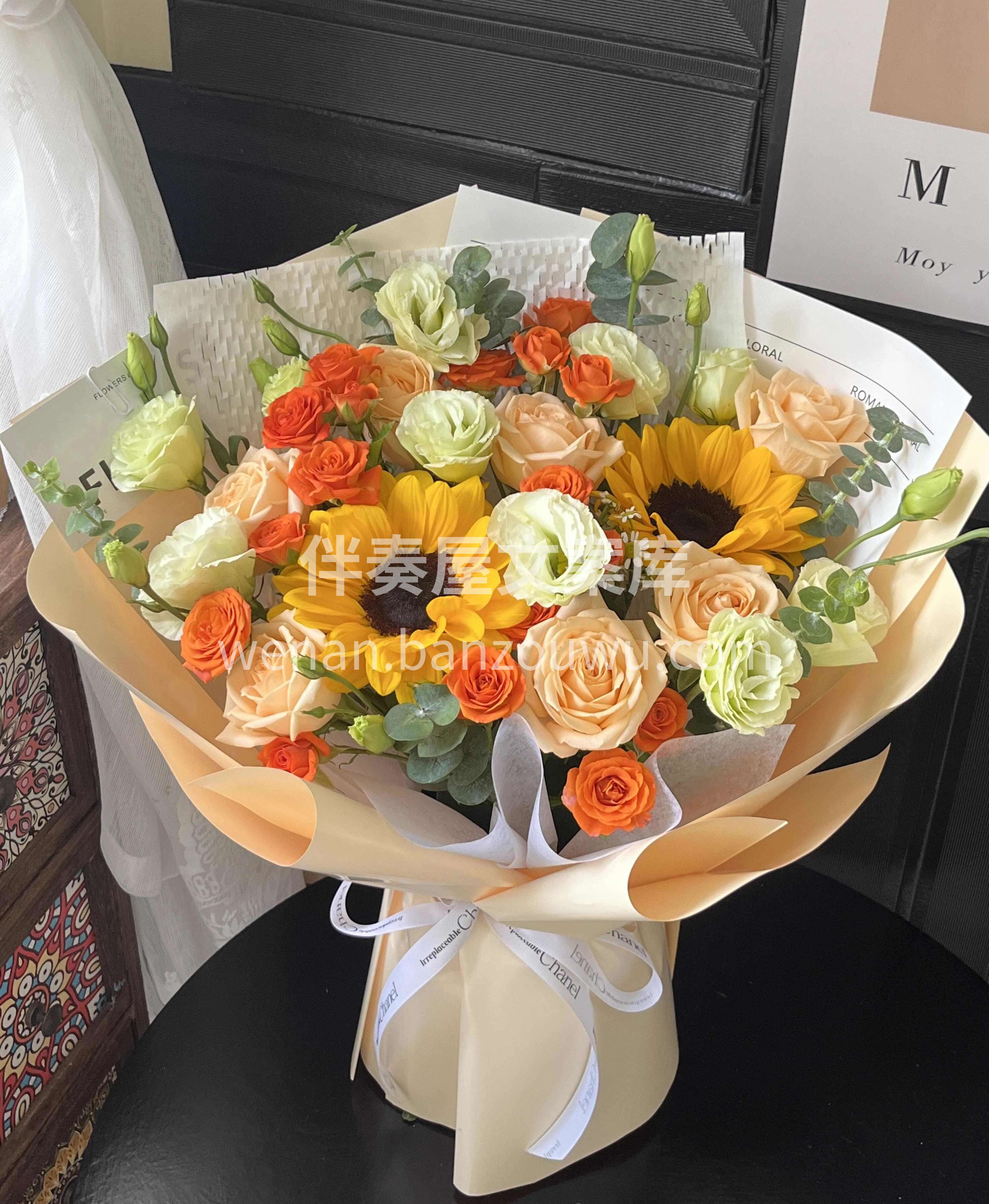 向日葵向阳而生🌻 香槟玫瑰馥郁绵长 愿这束花带去如阳光般的力 配图3