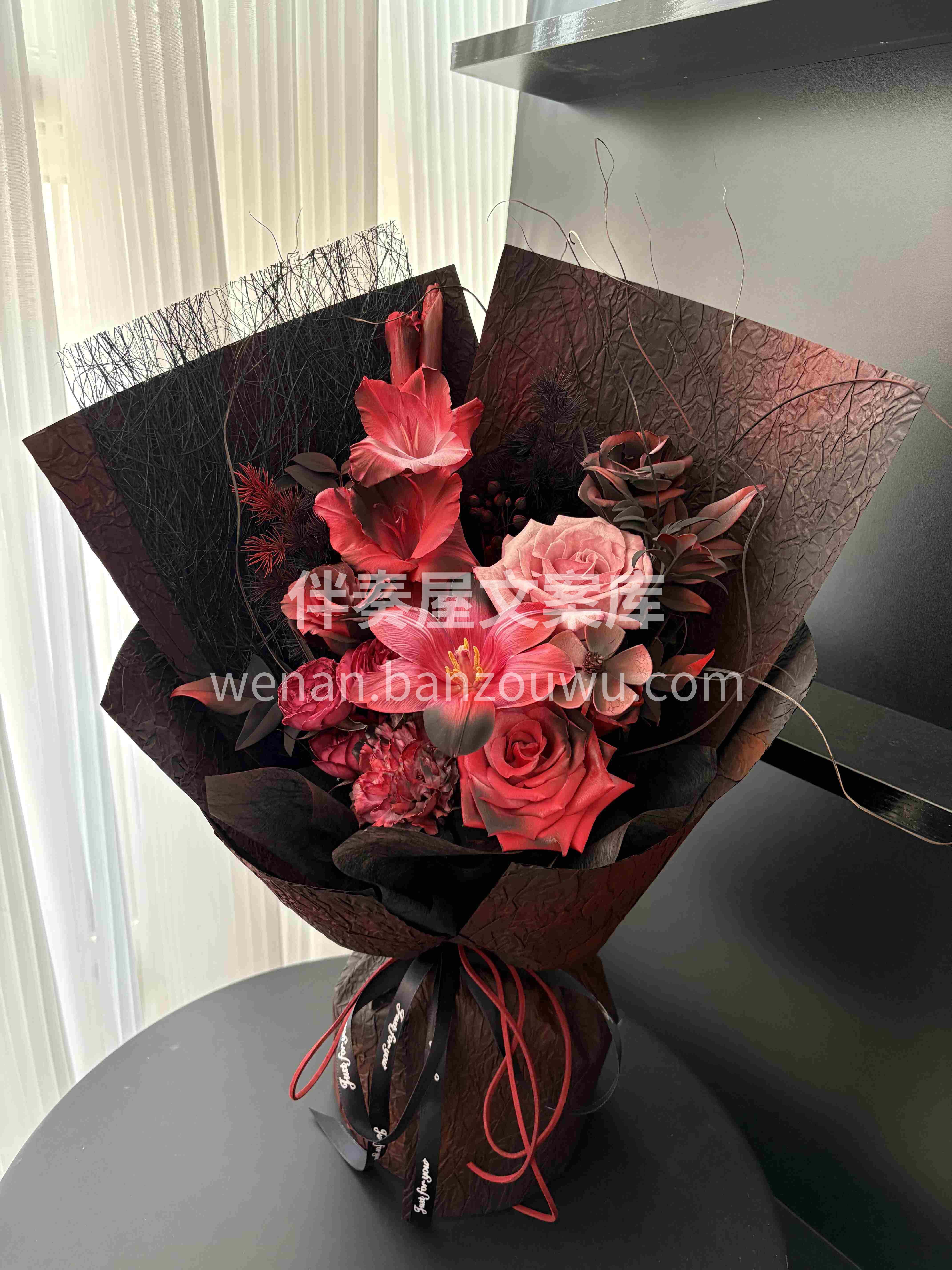 高级感小众红黑色系花束🖤 对你的爱❤️是赤诚燃烧的模样❤️‍ 配图2