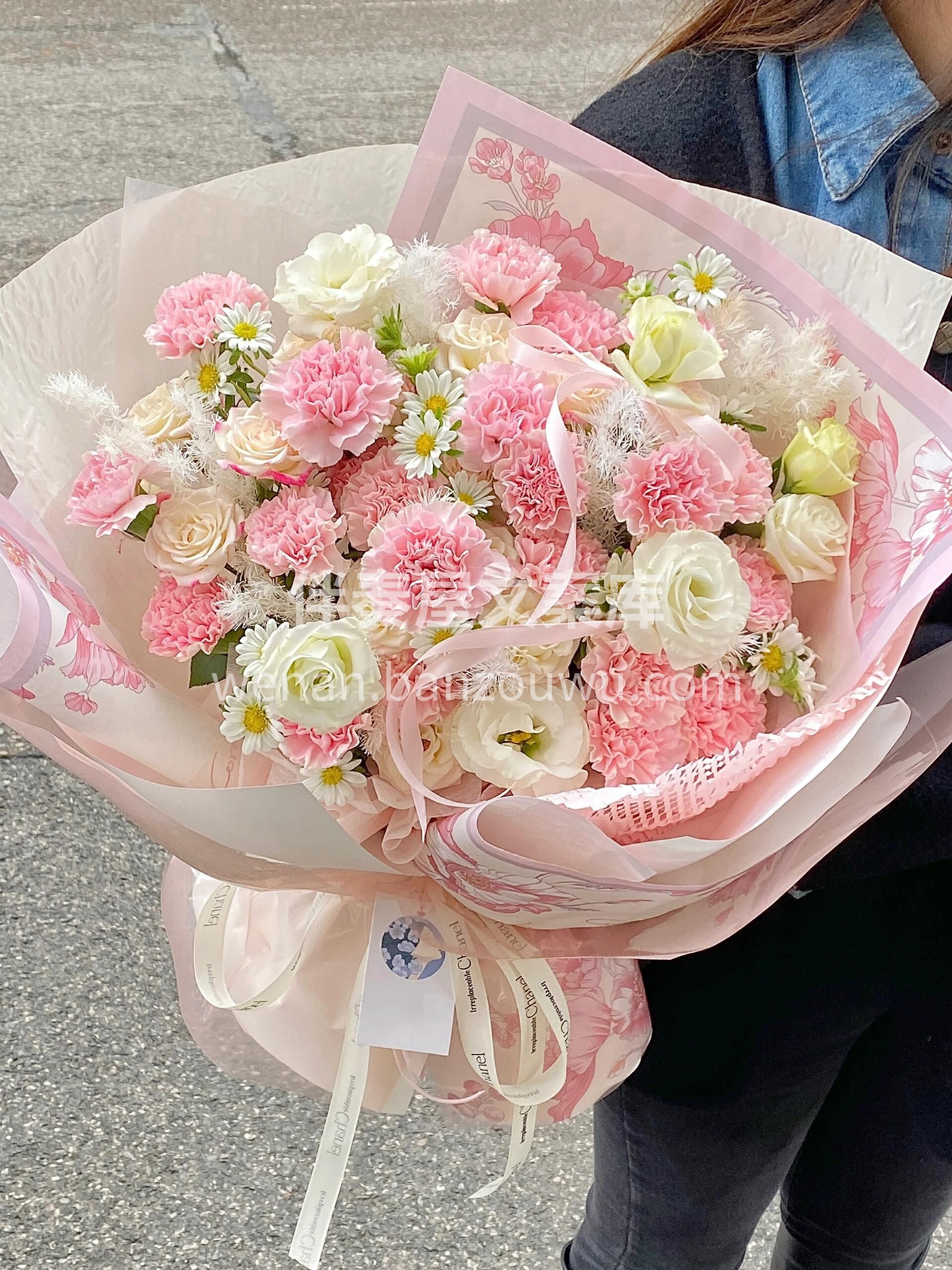 女神节😘粉色系花束 以粉色为主 🌸带点白色的花束 淡淡的粉和 配图2