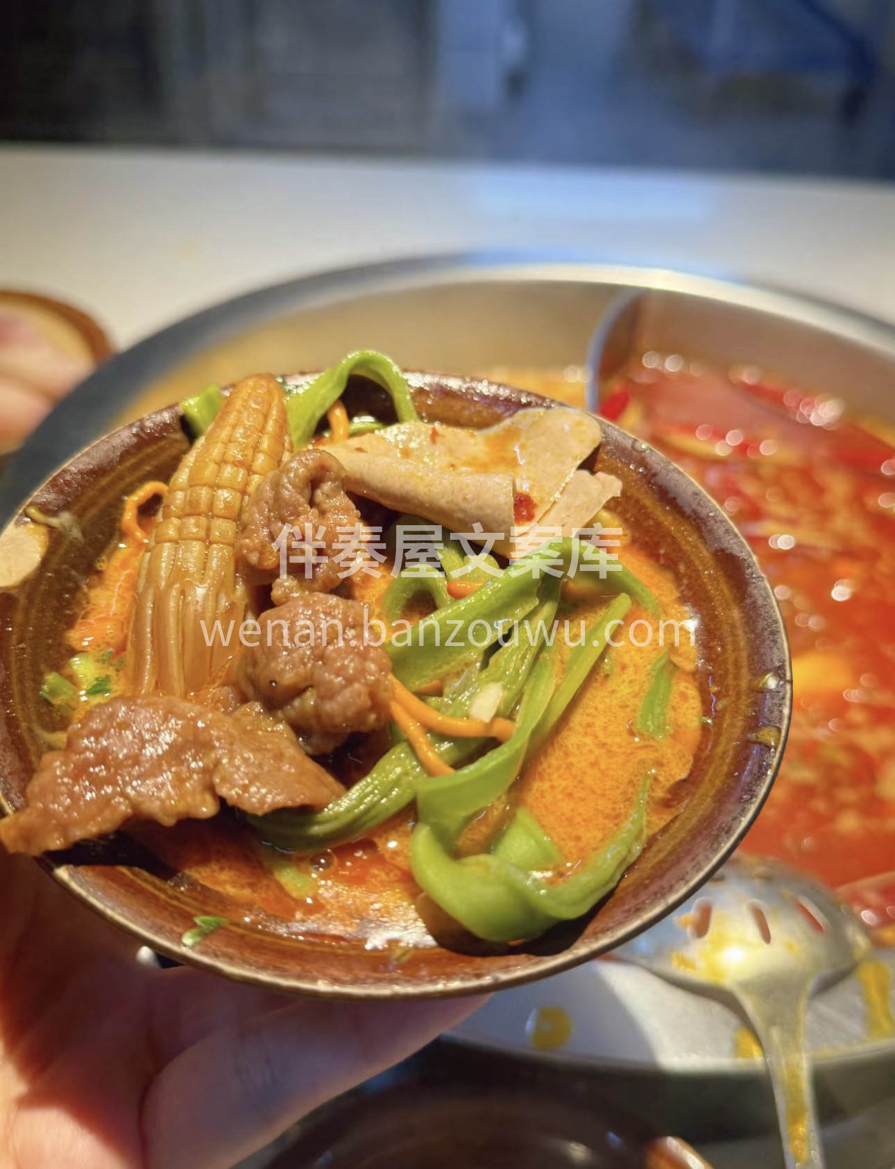 麻辣鲜香的重庆火锅，红油滚滚，食材丰富。 配图3