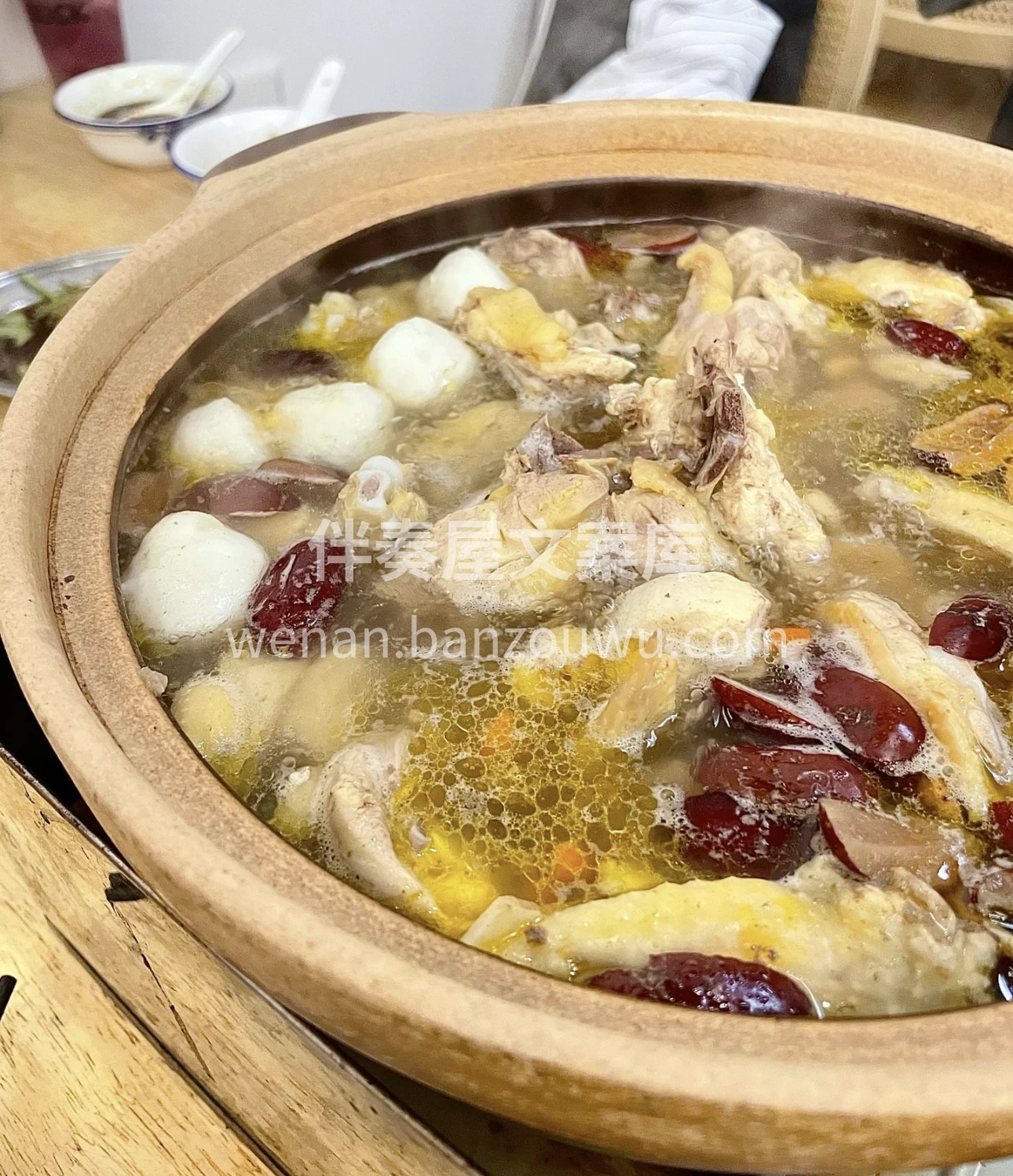 👀鲜嫩的鸡肉，在锅里炖煮得咕噜咕噜👀！  配图2