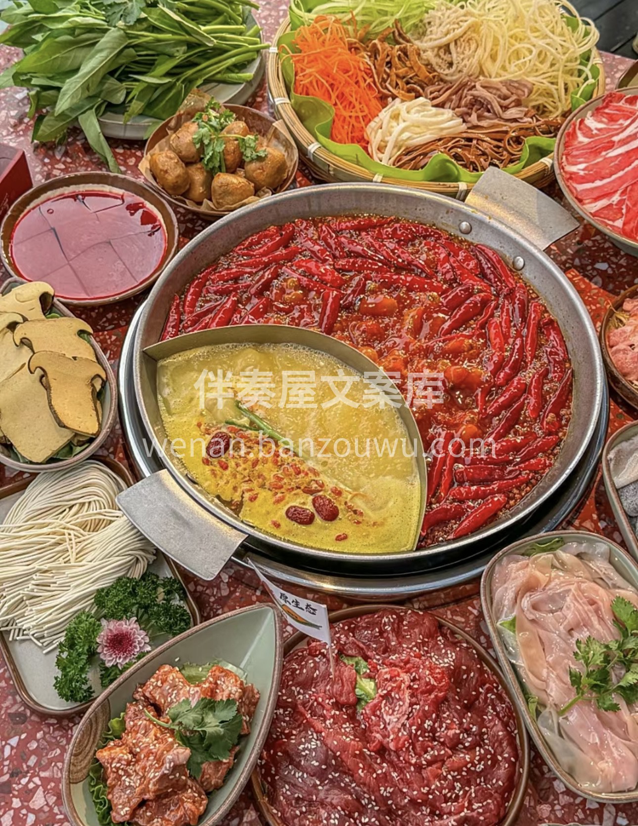 畅享麻辣火锅！红汤滚滚，辣椒花椒舞动。鲜 配图3