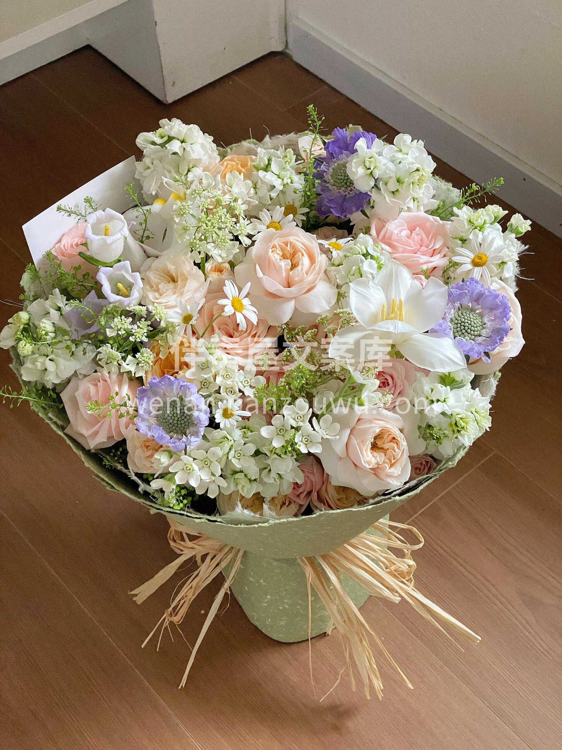圆形混搭花束🌸 层层叠叠的花瓣围成温柔的圆◯ 不同花朵碰撞出 配图2