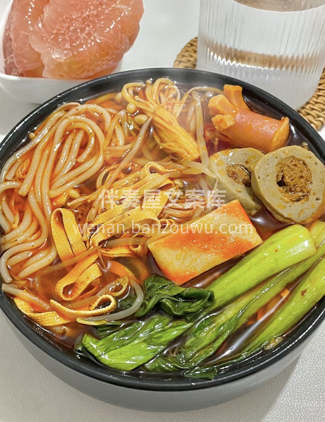 细长的米线，如丝般滑顺，在热汤中舞蹈。或 配图3