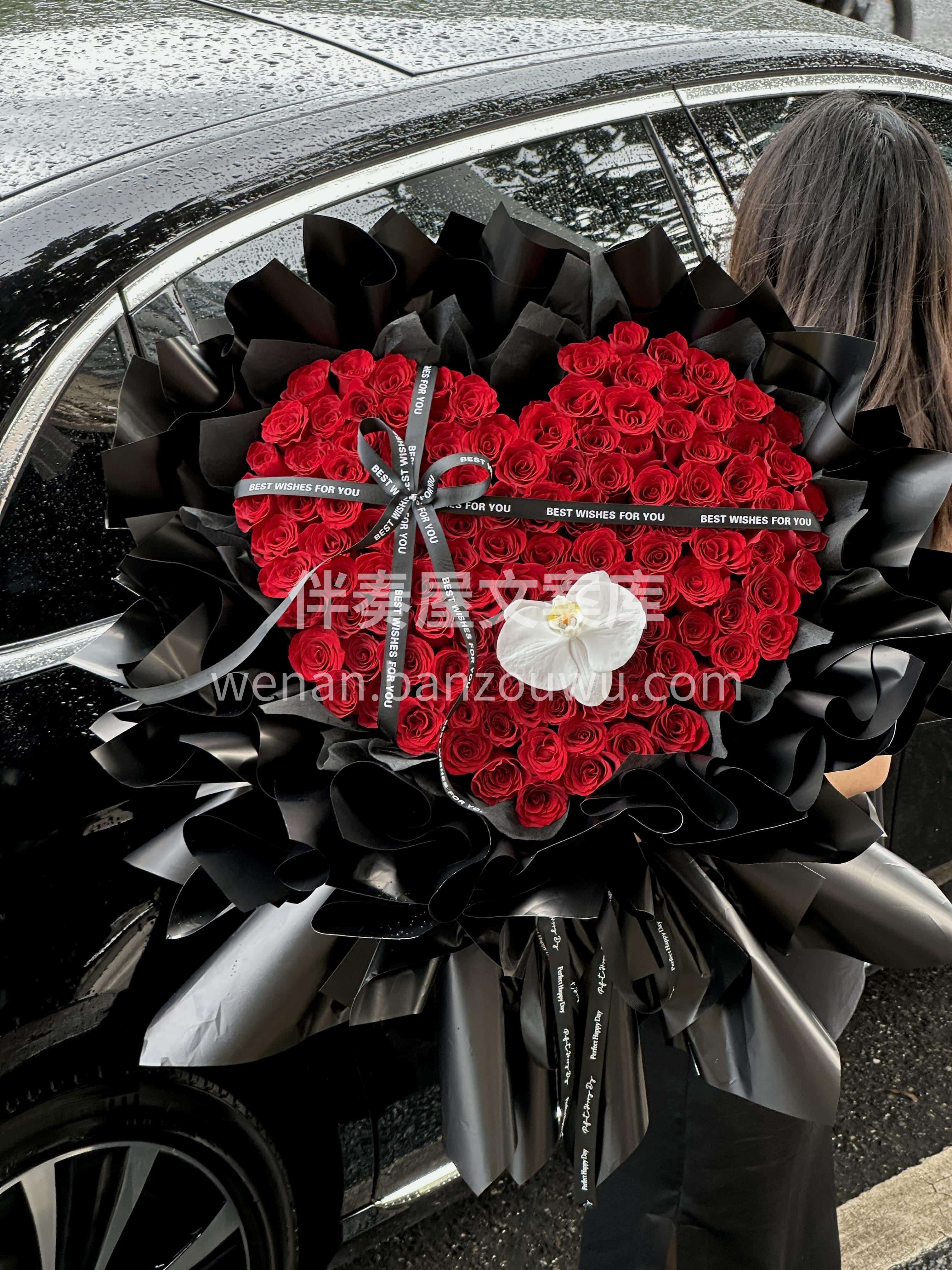 七夕99支红玫瑰爱心花束🌹 把满心热烈都捧给你 99支玫瑰的 配图2