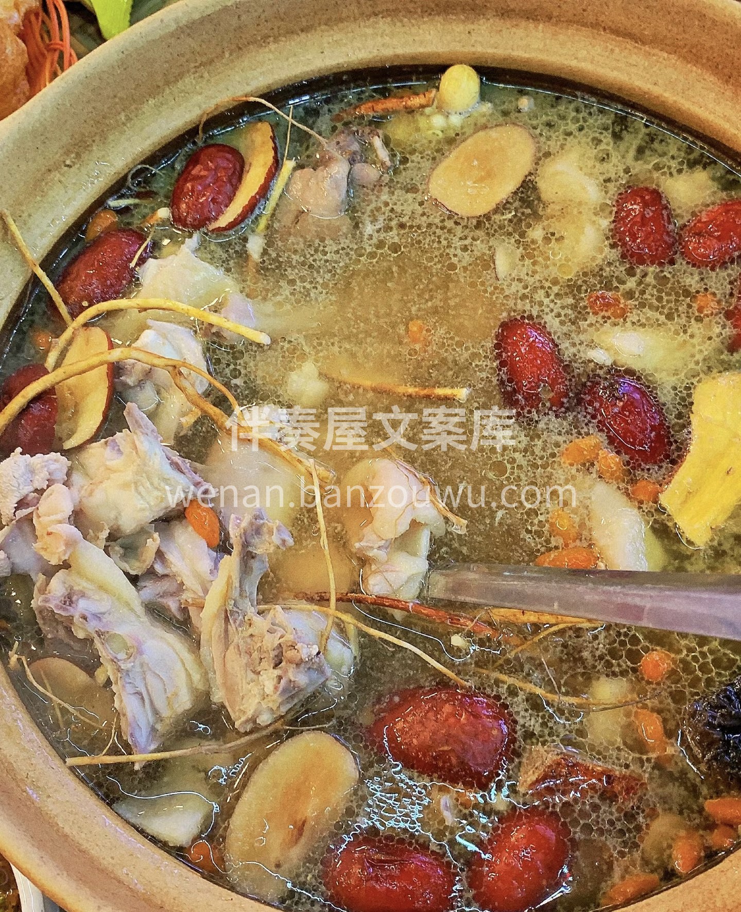 五指毛桃的汤底，等到汤煮开后便可以放鸡肉 配图2