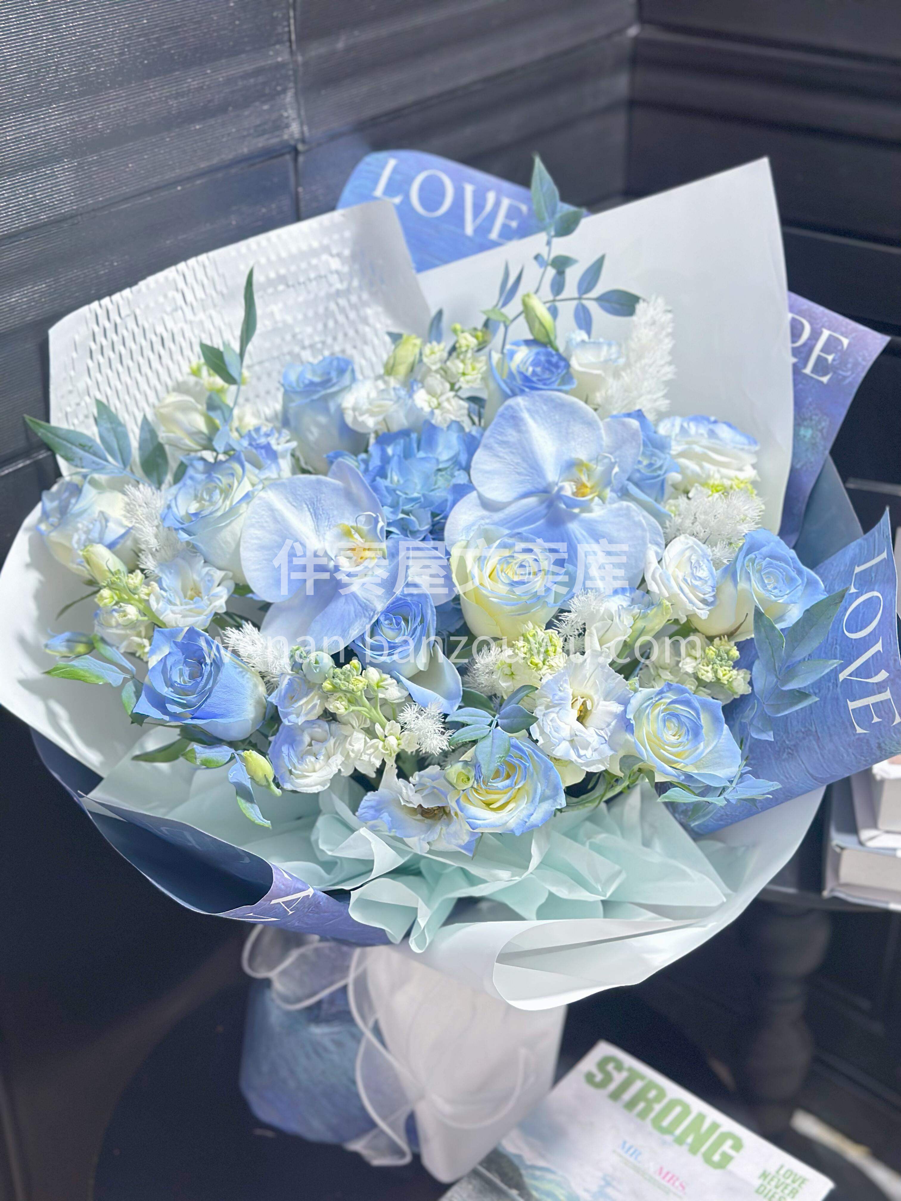 夏日里的碎冰蓝花束💐 我把好运藏在花里🌼 愿你能收获幸运和笑 配图3