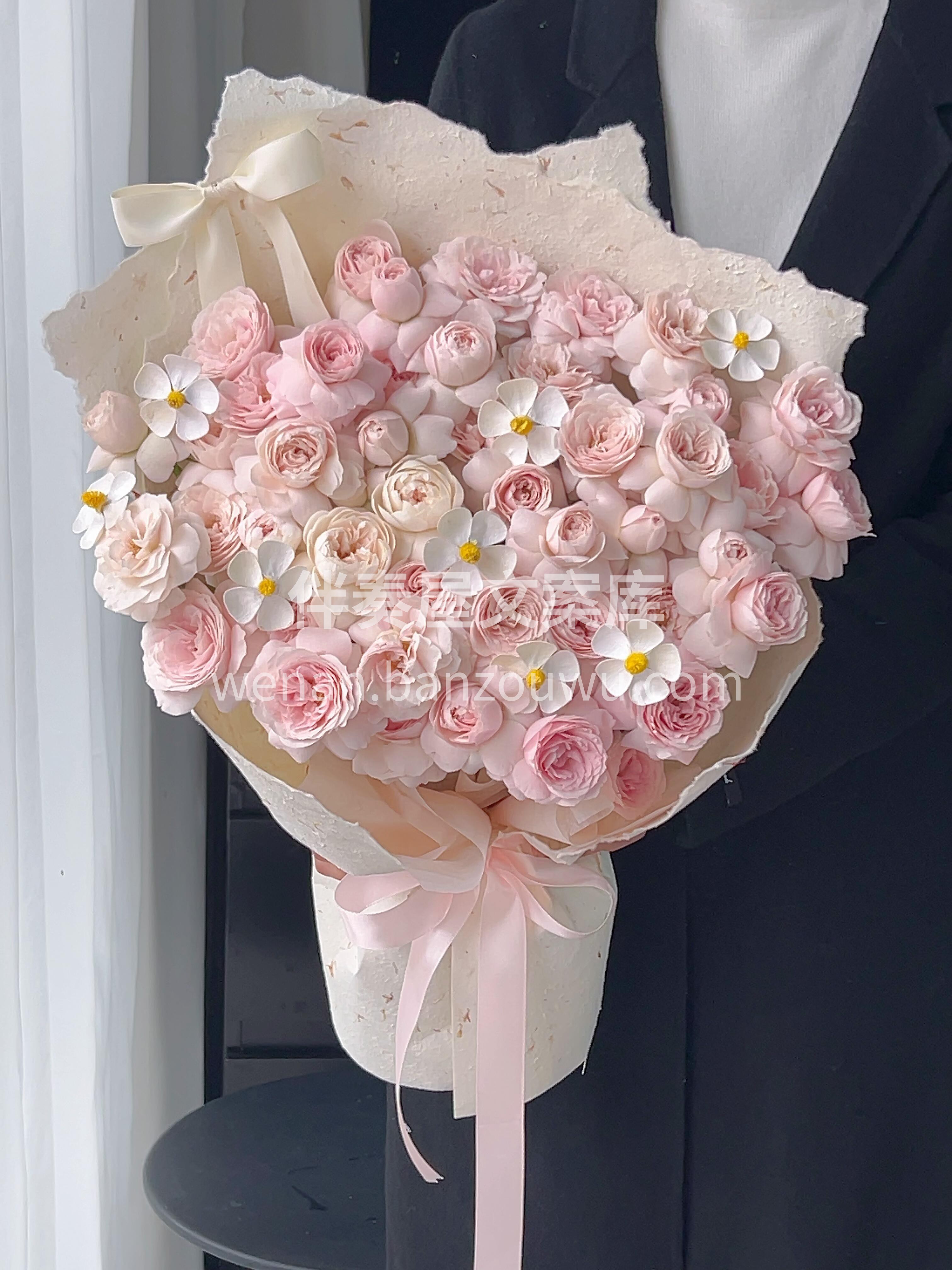 仙子之吻将童话般的浪漫捧到你面前💐 包装采用了蝴蝶结🎀的元素 配图1