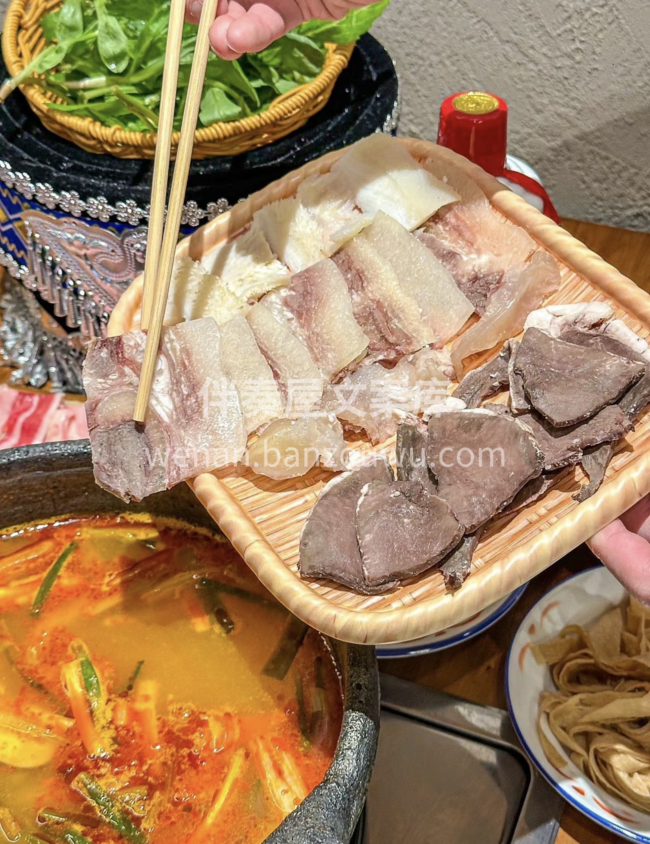 酸汤火锅，独特风味。汤汁浓郁，酸味开胃。 配图3