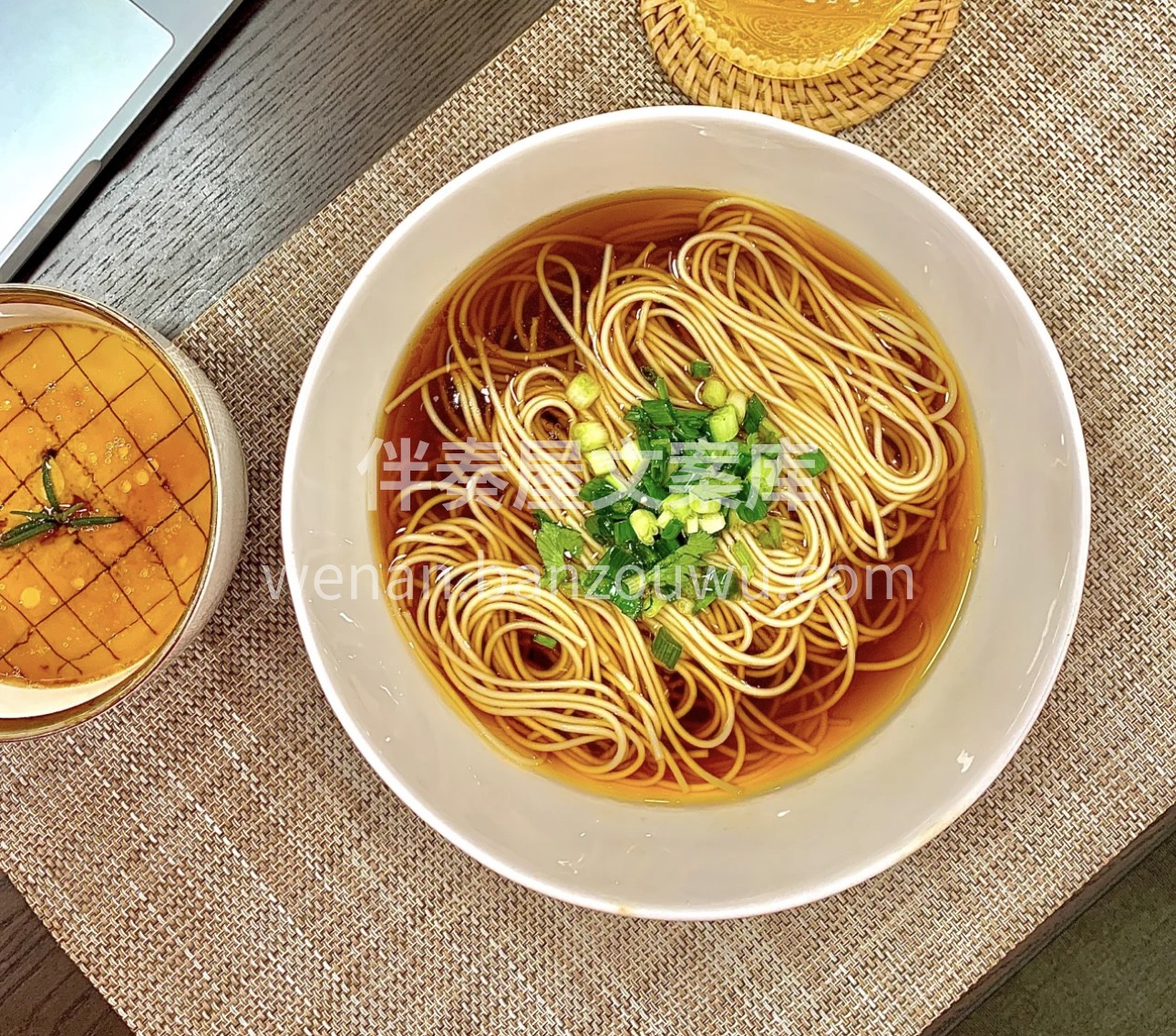 一碗阳春面，清汤寡水却有着独特韵味。那细 配图2