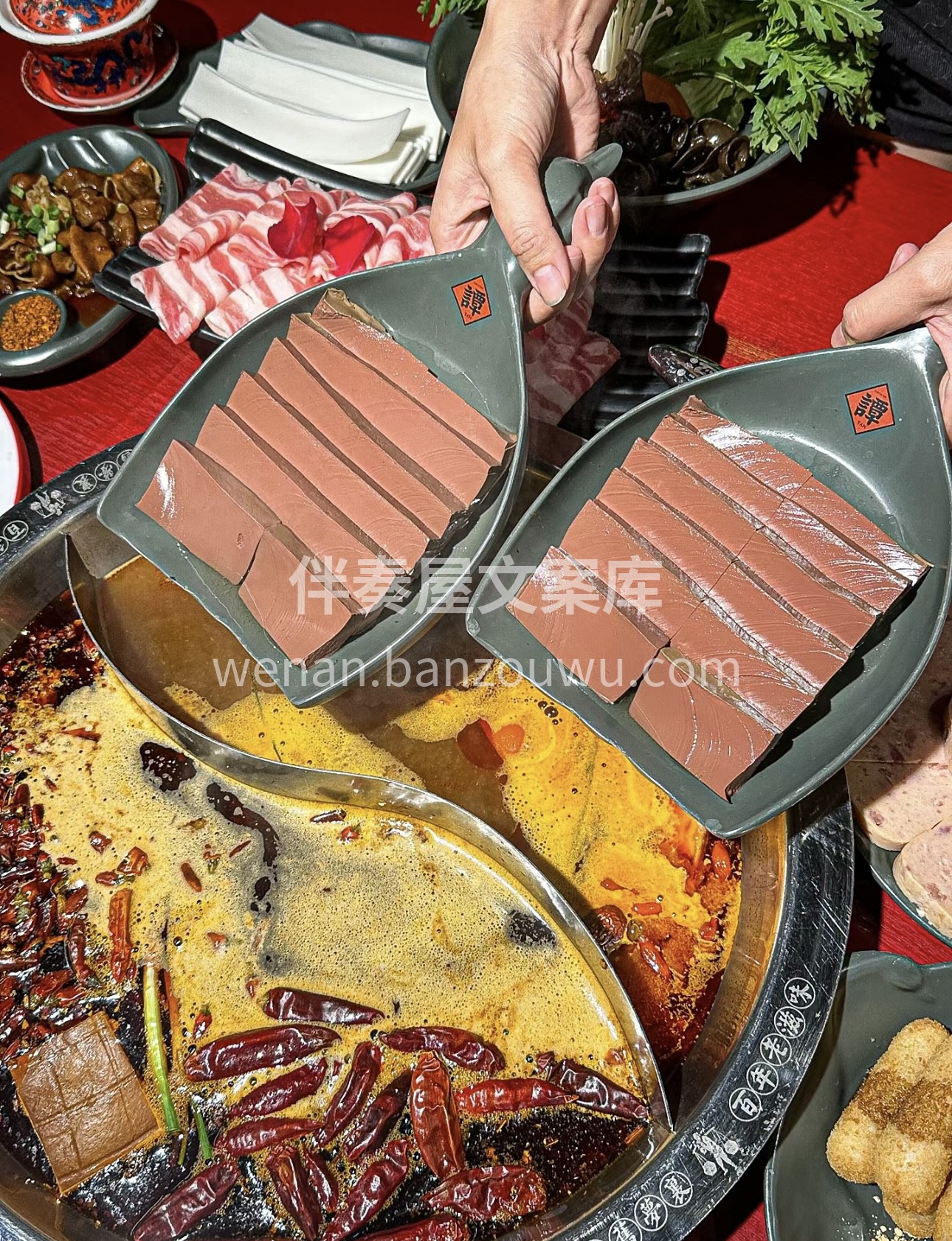 来尝鸭血火锅！鸭血滑嫩细腻，锅底麻辣鲜香 配图2