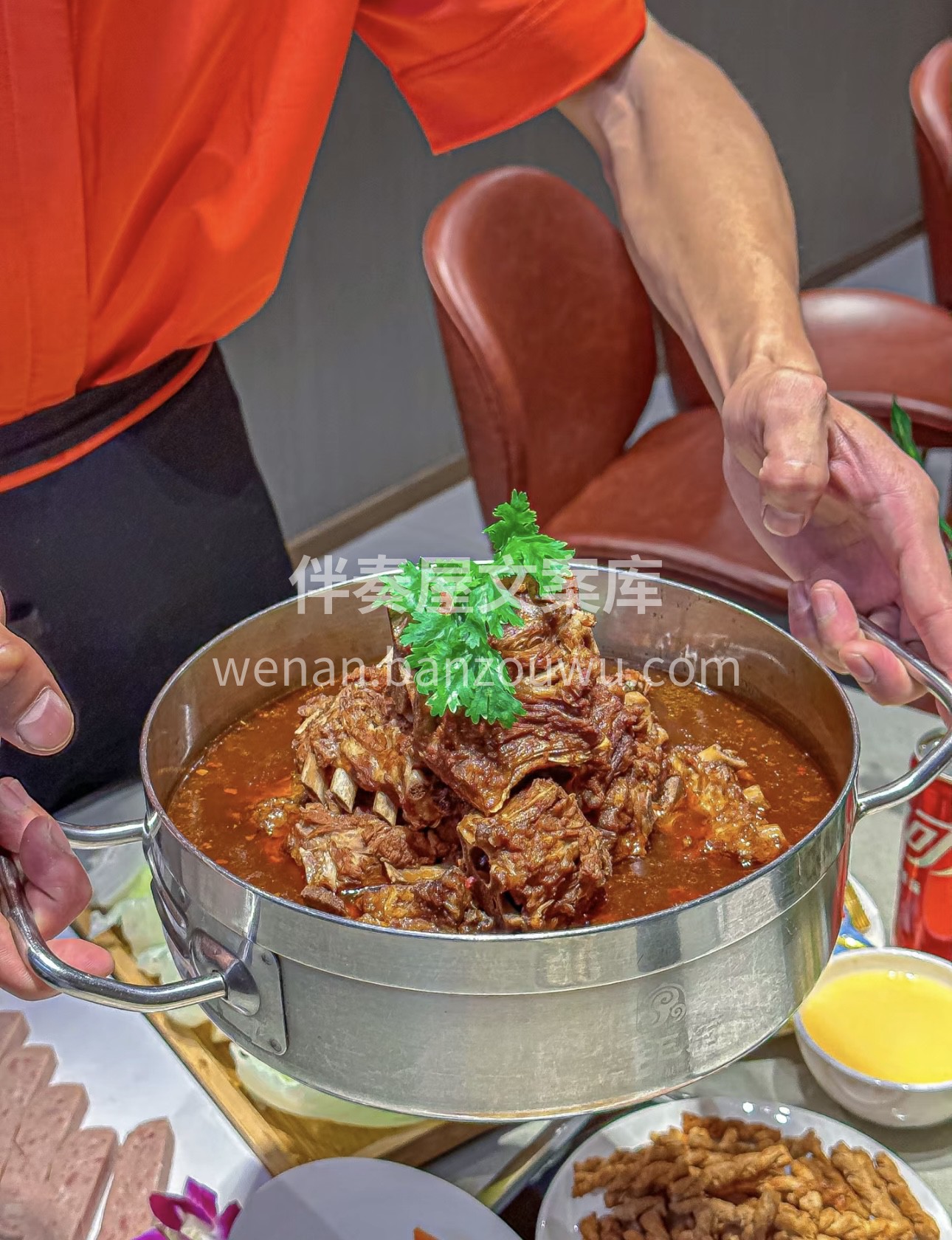 夏日炎炎，羊蝎子火锅带来别样清凉。鲜嫩羊 配图1