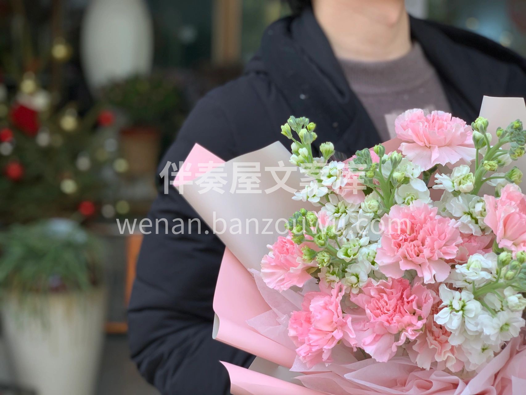 康乃馨紫罗兰混搭花束 好喜欢这样少女粉的 配图1