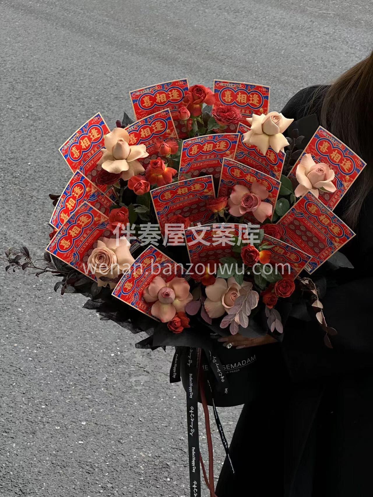 一桶花的浪漫🌹加一沓彩票的惊喜🌟 这个抱抱桶❤️藏着双倍快乐 配图1