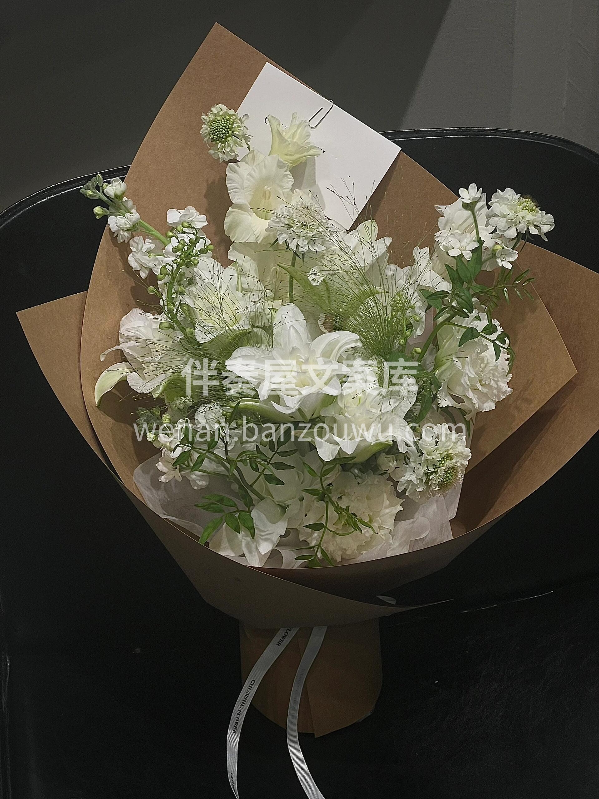 嗨😘 不沾尘埃的浪漫 白色的重瓣百合颜色如雪🤍一样洁白 给人 配图3