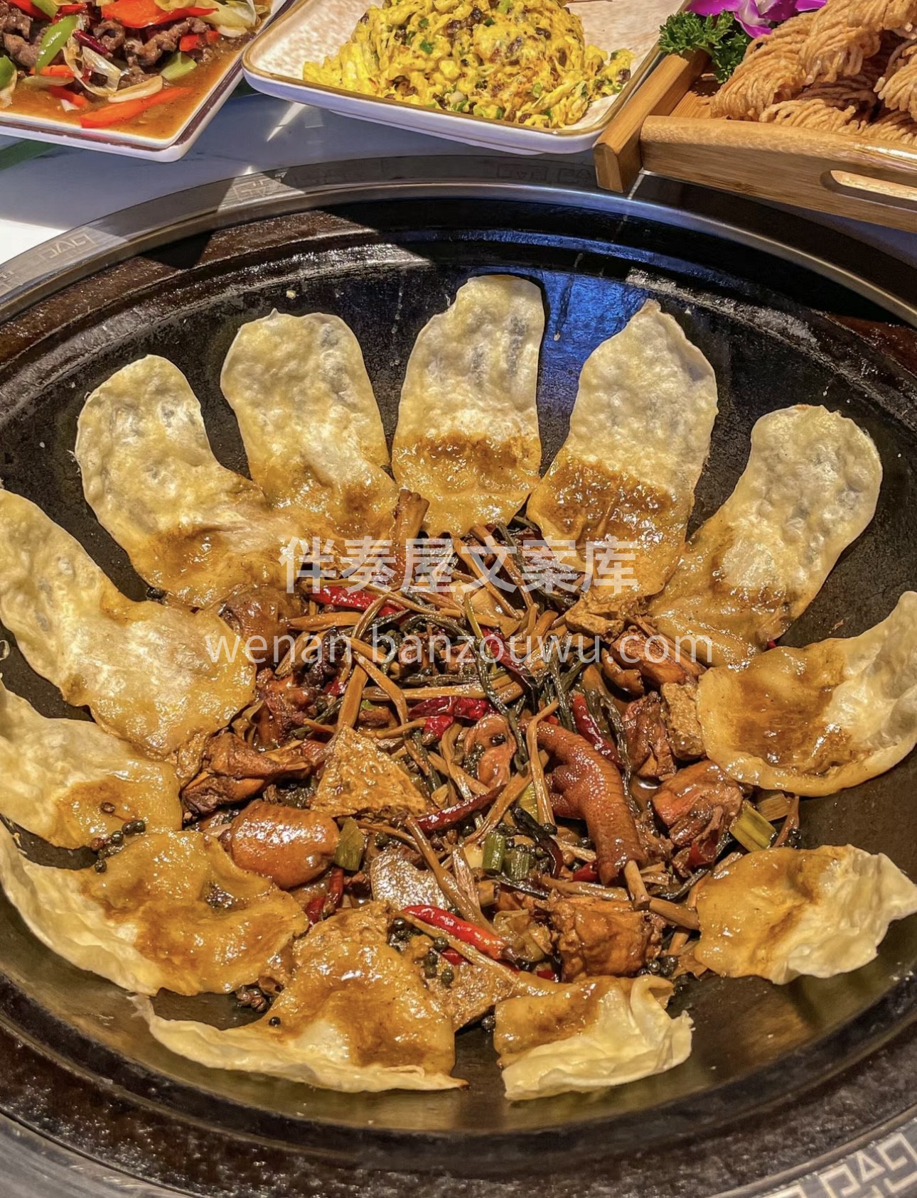 地锅鸡，土灶铁锅，柴鸡炖煮得香嫩入味。围 配图1