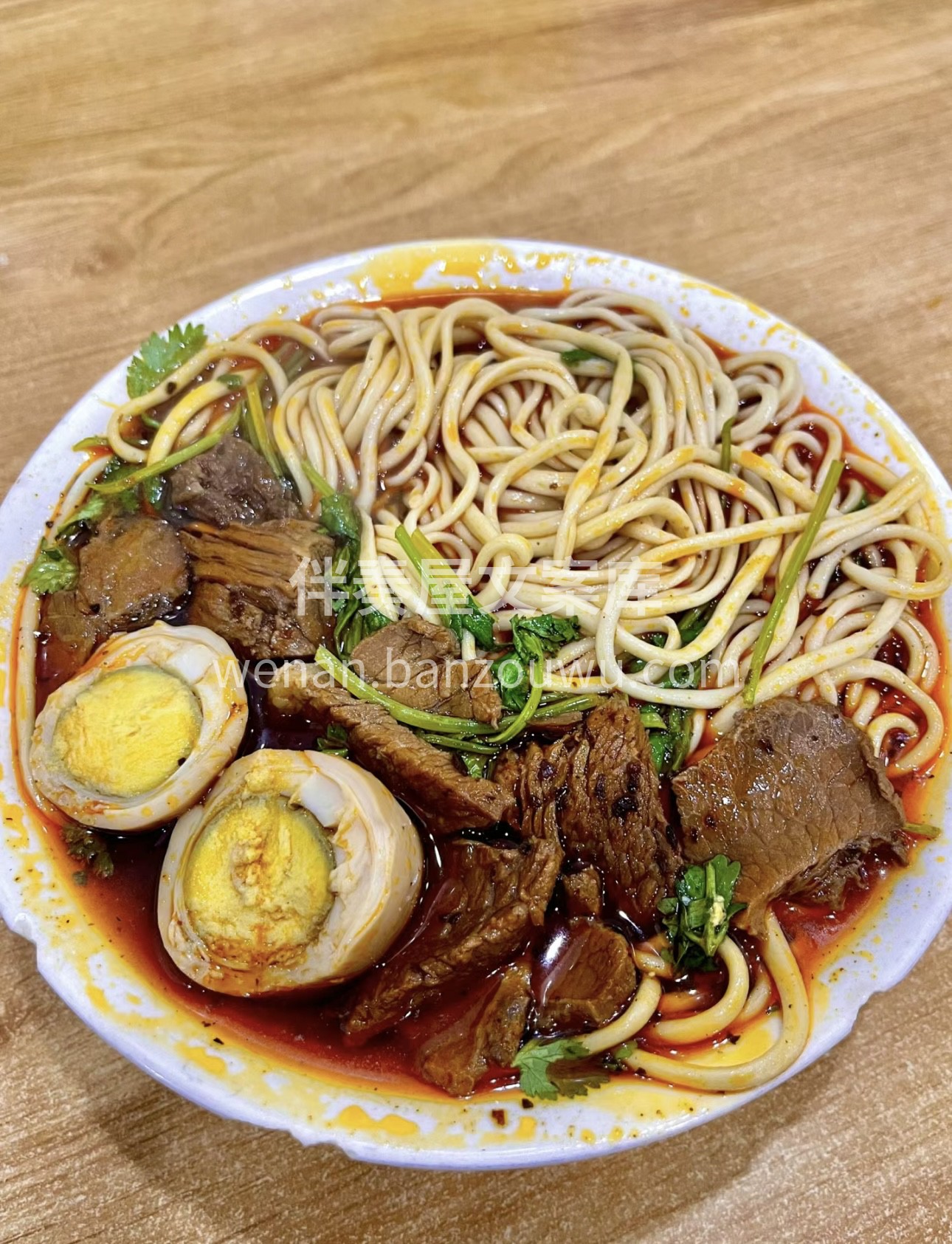 一碗鸡蛋牛肉面，筋道面条与鲜嫩牛肉完美搭 配图1