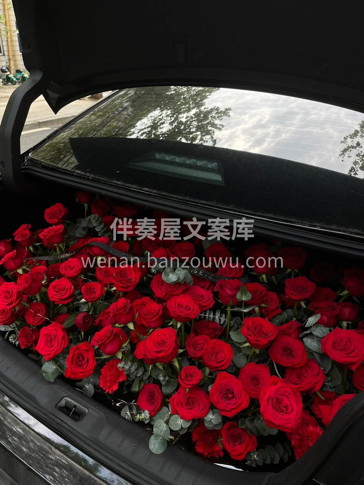 红色系后备箱惊喜布置 帅哥说：简简单单， 配图1