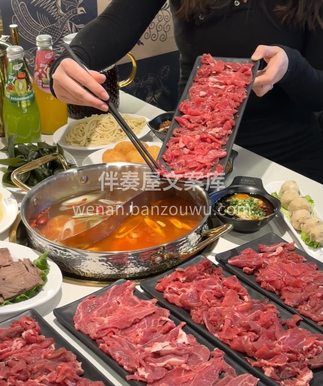 火锅派对开始啦！ ◎多样的食材，滚烫的锅 配图1