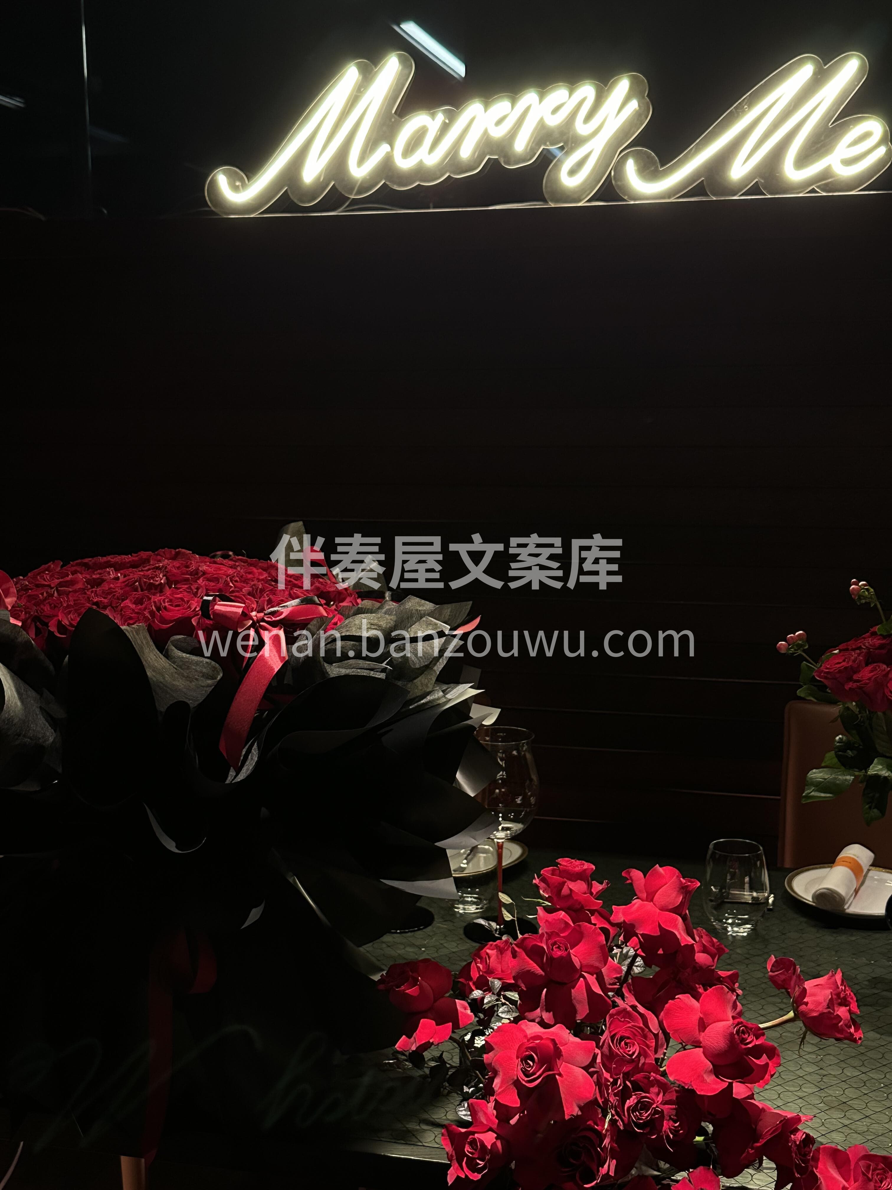 红色求婚💍布置太高级啦 复古红的高原红玫瑰❤️ 丝绒般的质感 配图1