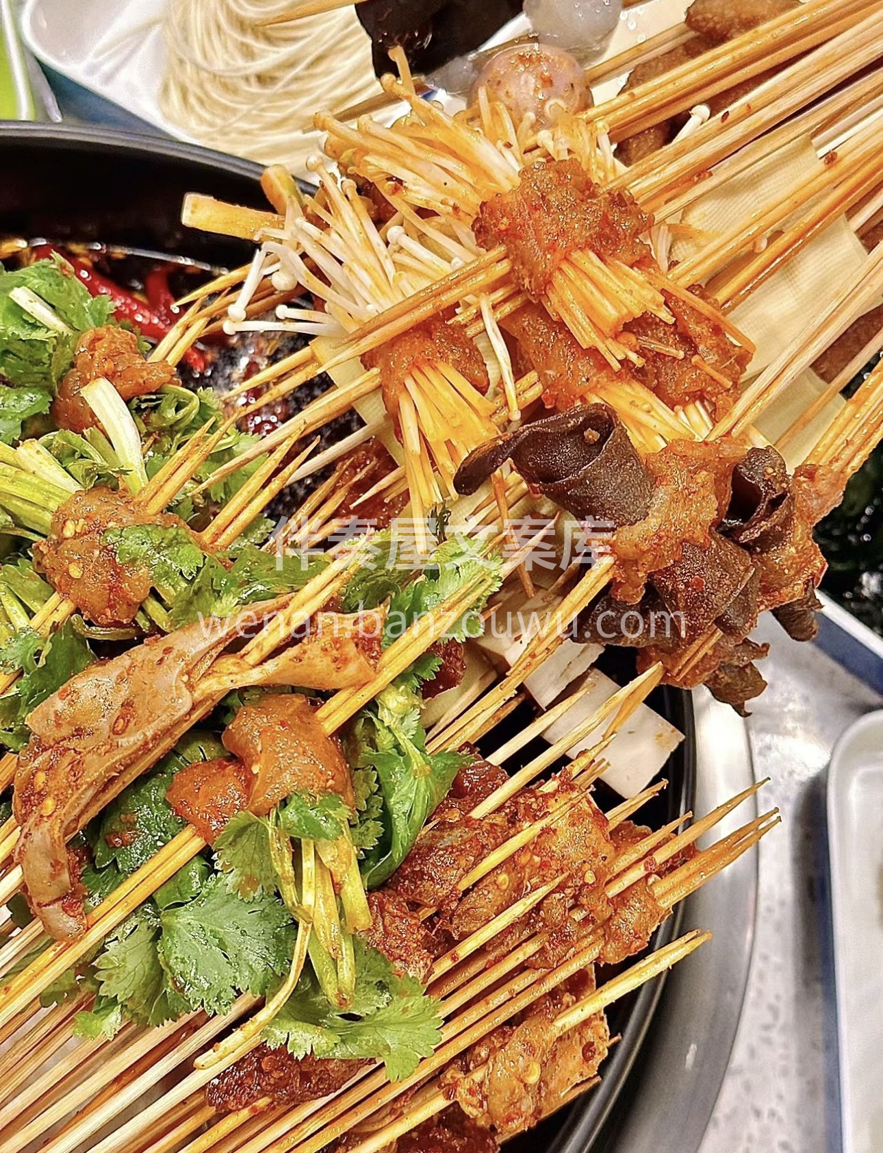 鲜香麻辣的串串火锅，各种食材任您挑选。在 配图2
