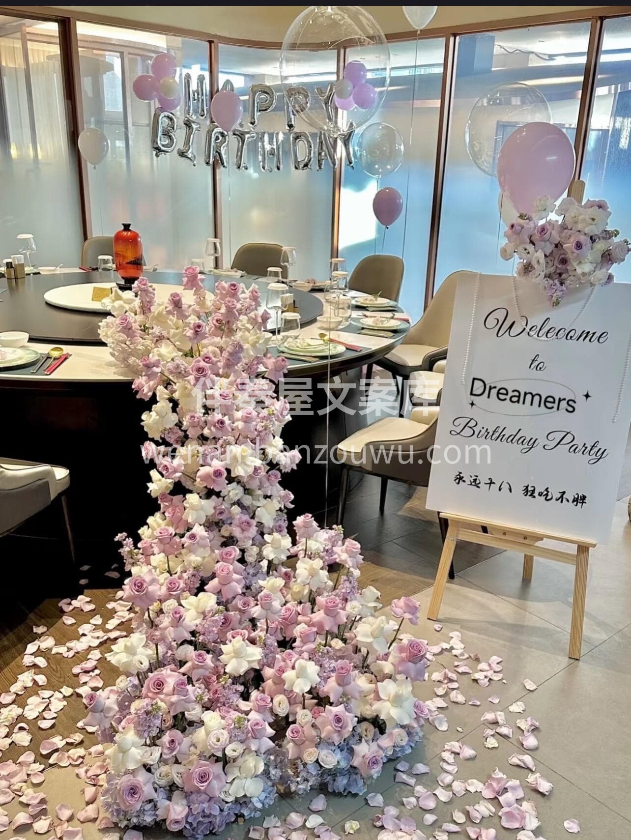 白紫花艺漫过餐桌🫧烛光摇曳间💜 月光般的白衬着紫雾的柔🌸连空 配图1