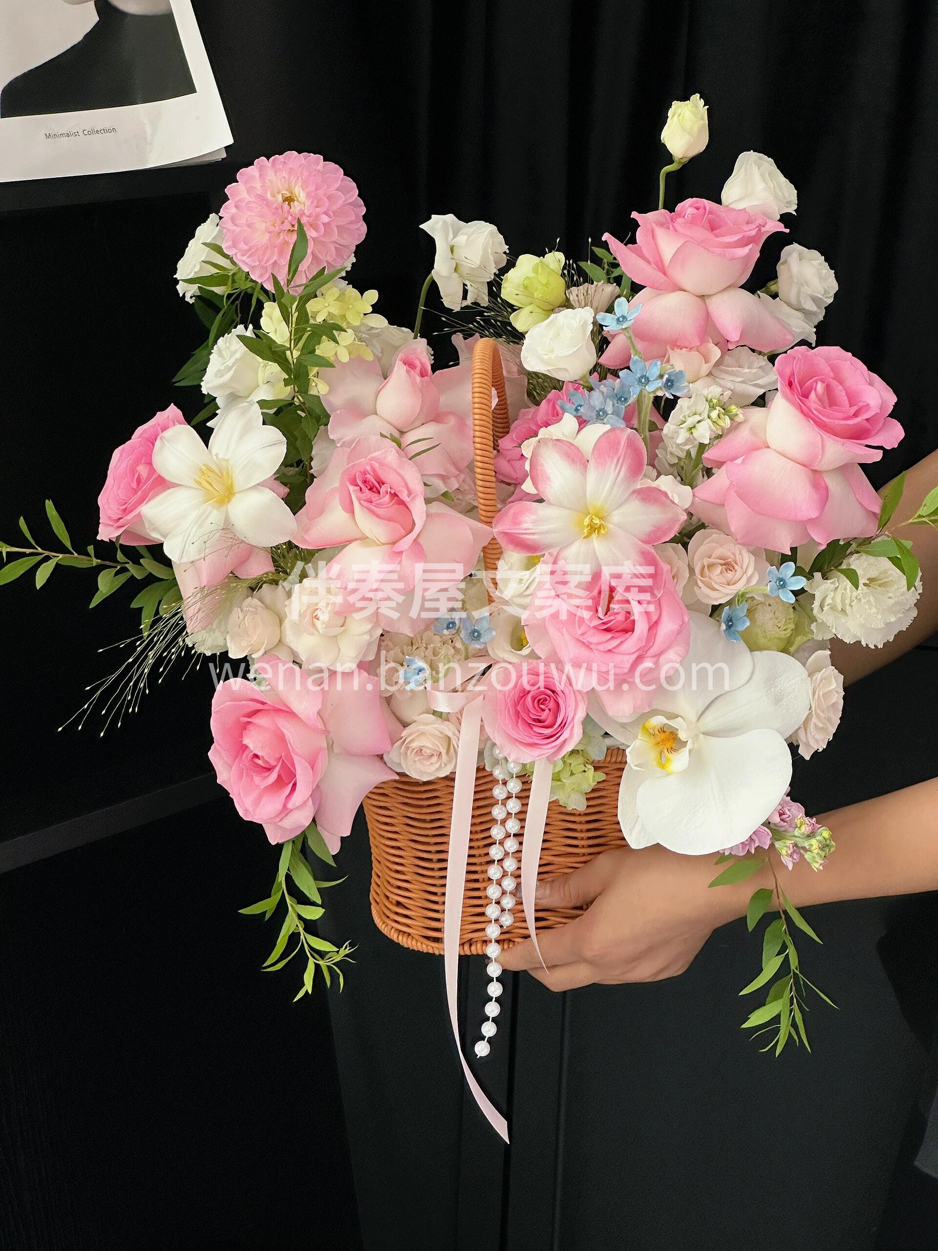 手提花篮是移动的小花园🌷 花茎从篮缝里钻出来🌱 像拎着一团会 配图2