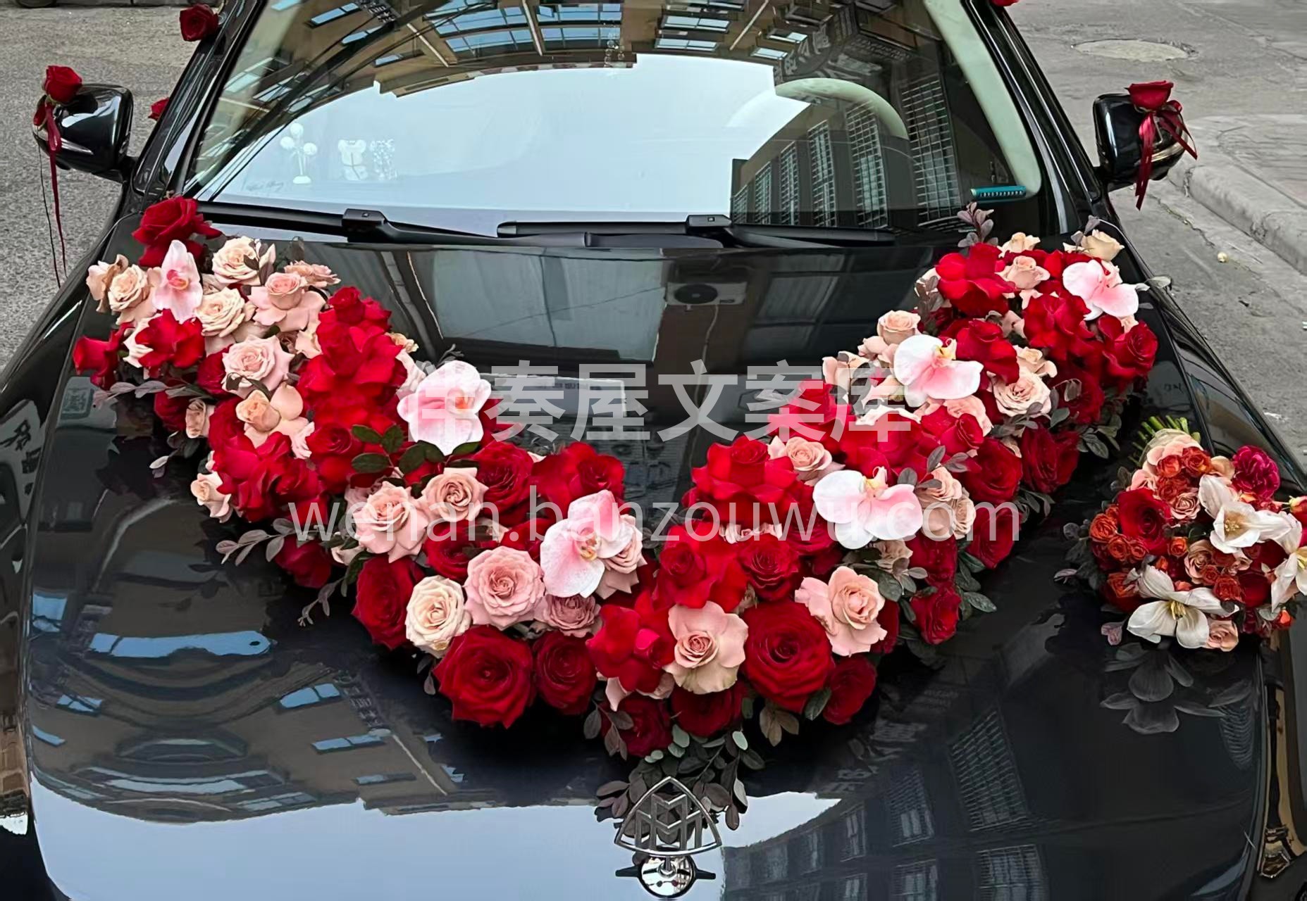 复古红色系婚车的优雅高级❤️是国庆婚礼的绝佳选择 当前国庆档 配图1