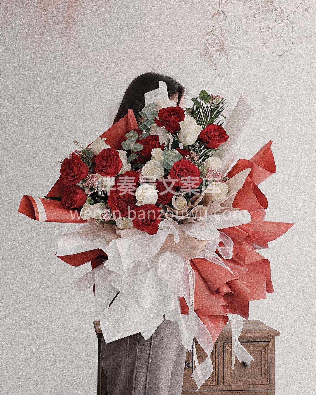 客订红白玫瑰花束~ 红是浓艳绚烂，白是皎 配图2