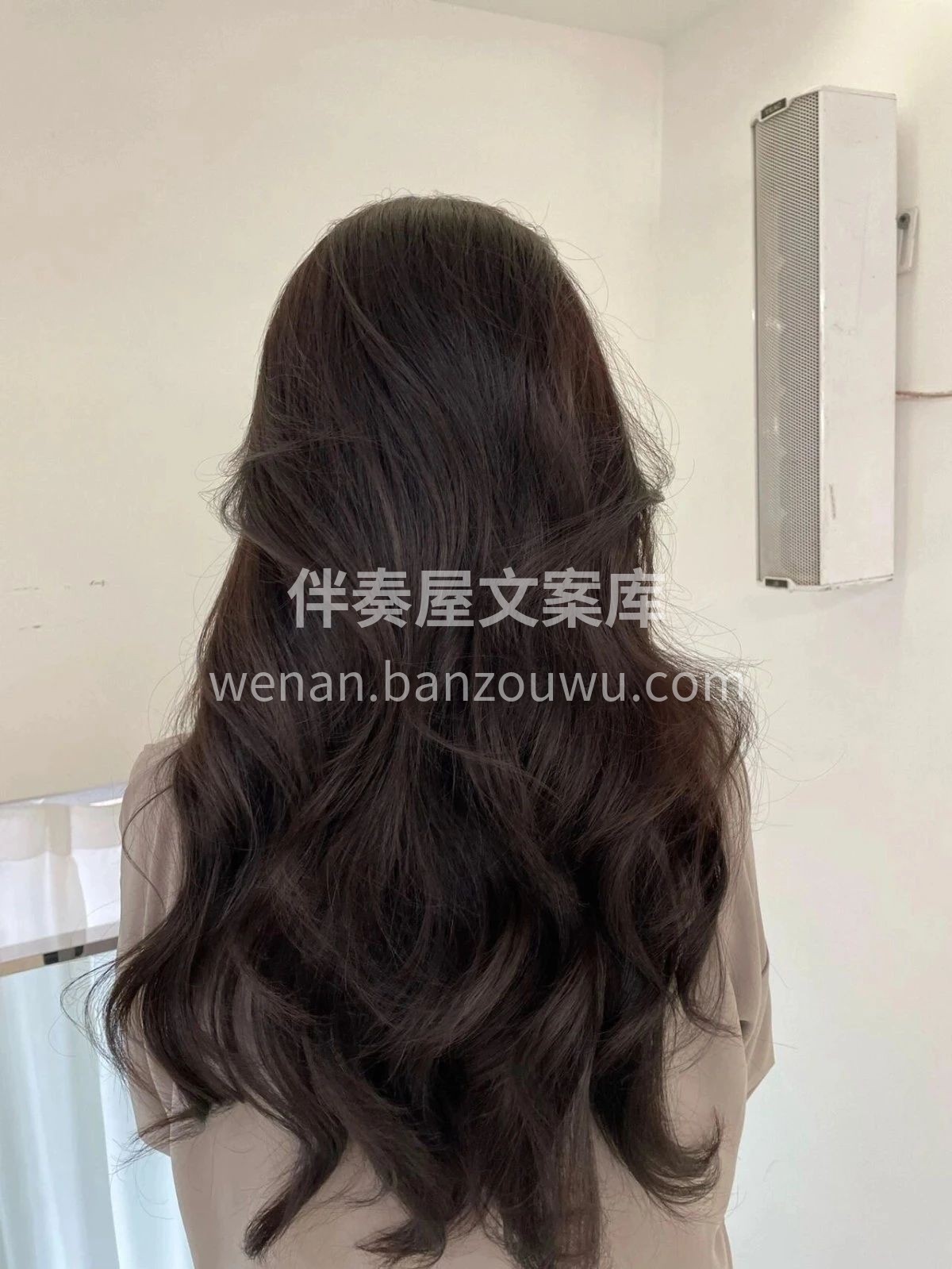 不开心的时候就来烫个头发 你会发现没有比