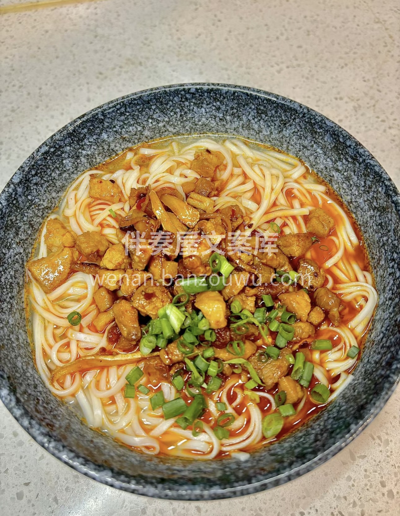 一碗臊子面，红油浮面，臊子鲜香，面条筋道 配图1
