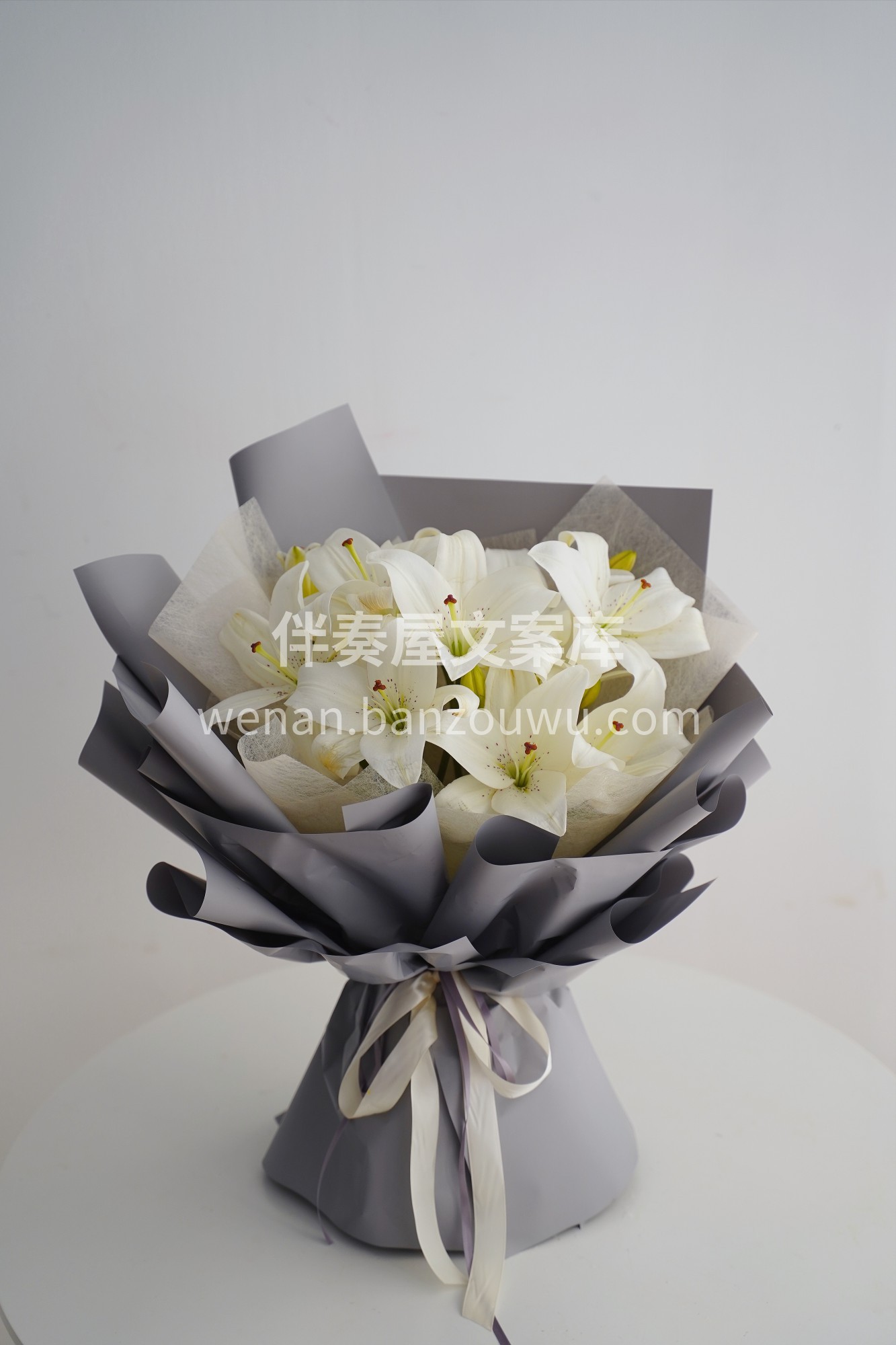 清新优雅的百合花束 在欧洲它也被称为“圣 配图1