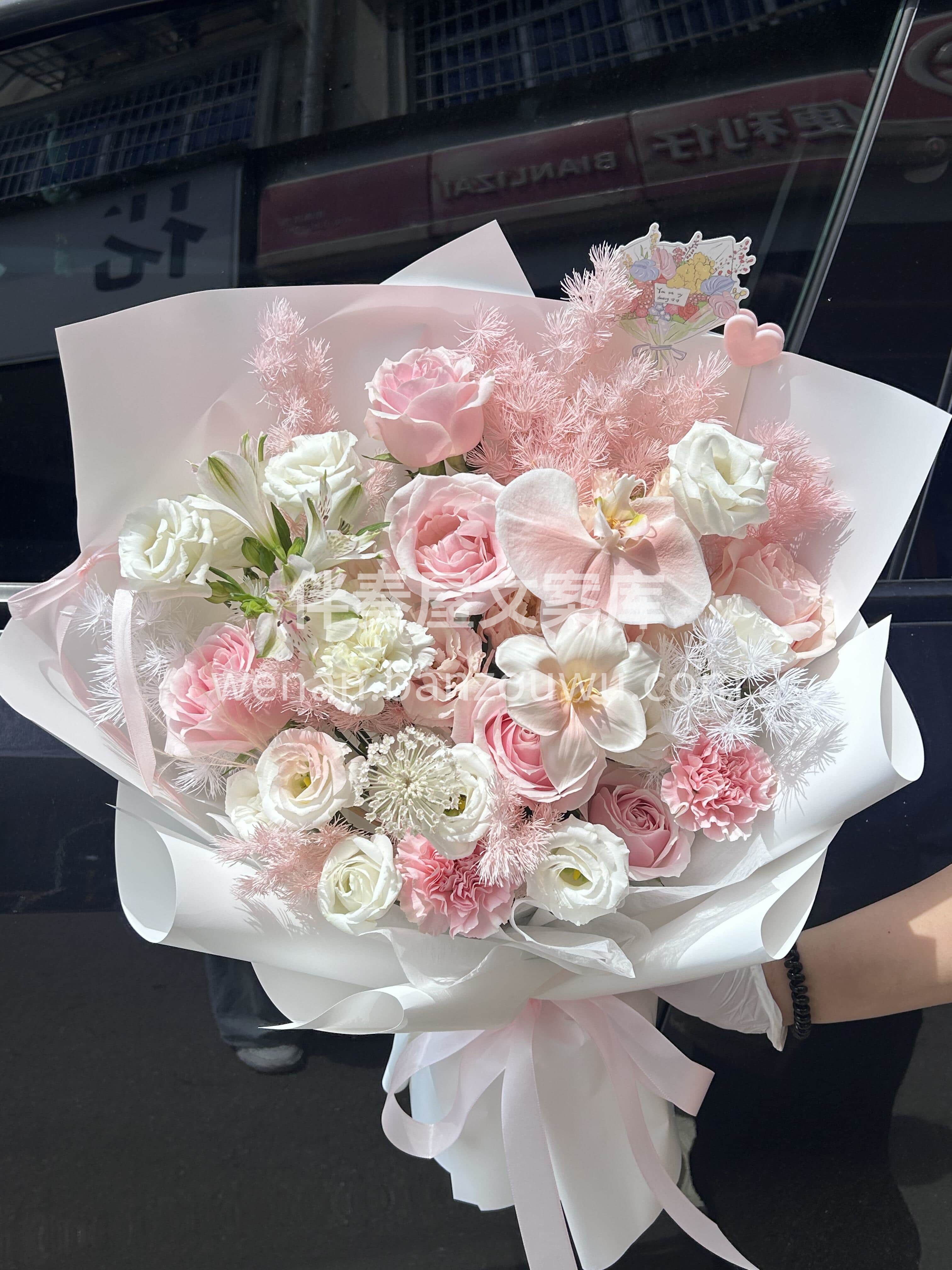 粉白色温柔花束🌷 花不是生活的必需品🌸 却是疲惫生活里的温柔 配图2