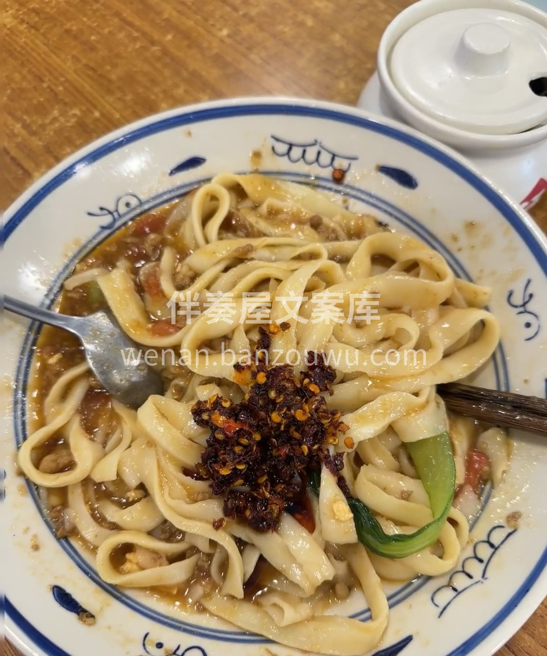 面条根根分明，吸满了香辣的牛肉汤汁，大块 配图2