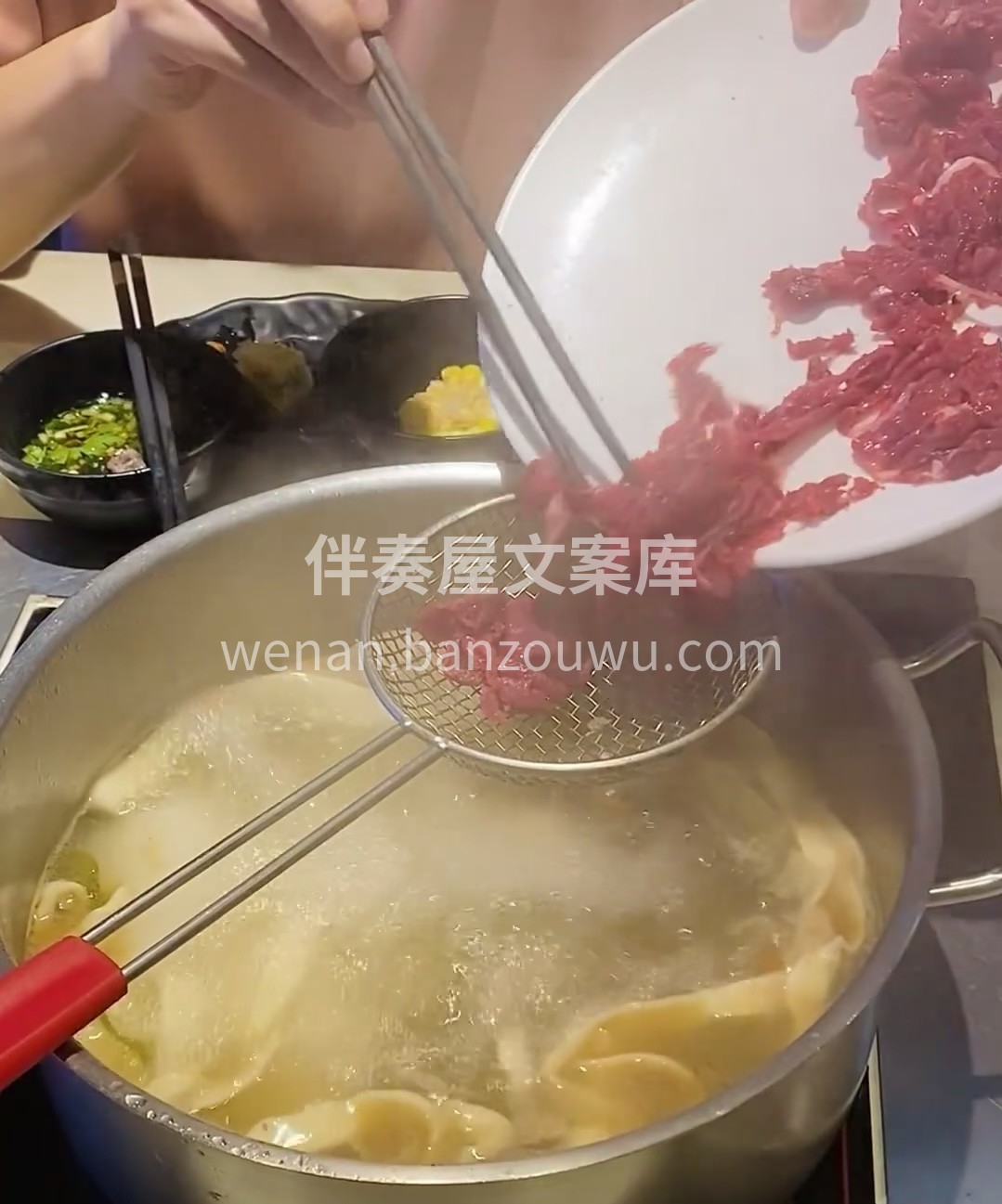 只有这样清淡的锅底才能最大限度地还原出牛 配图2