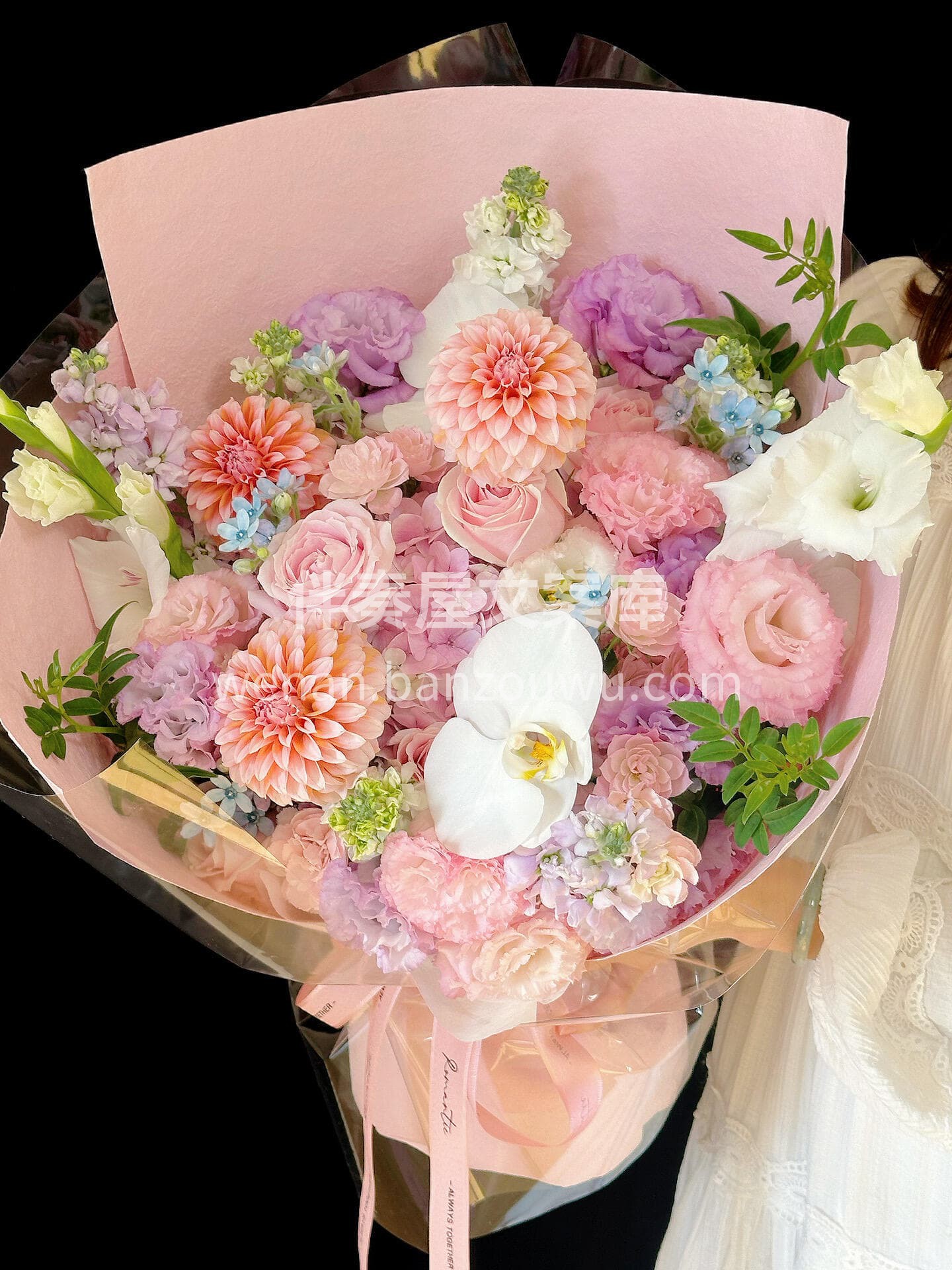 粉紫色混搭花束🌸 奶油桃子的粉嫩清甜搭配绣球的柔粉🌷 温柔得 配图2