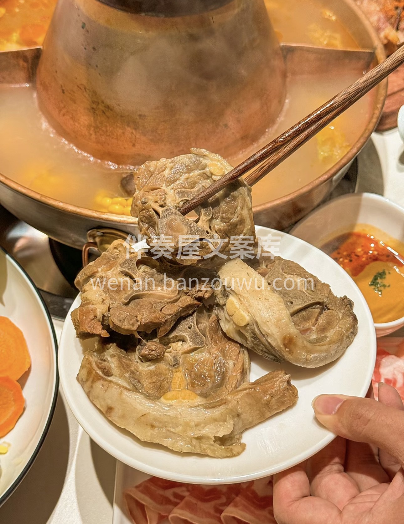 传统铜锅，清水锅底。精选鲜嫩羊肉，一涮即 配图3