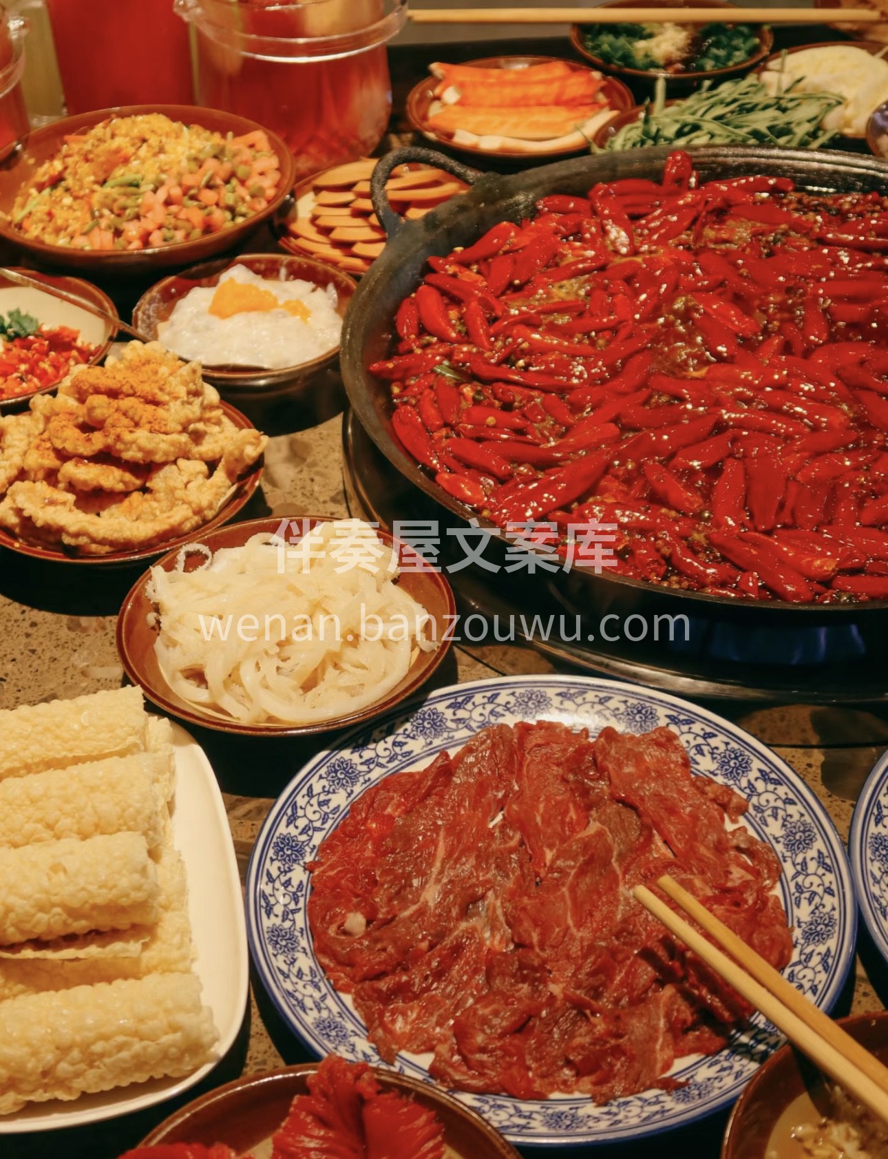 重庆火锅，热辣鲜香，一锅红油翻滚，食材在 配图3