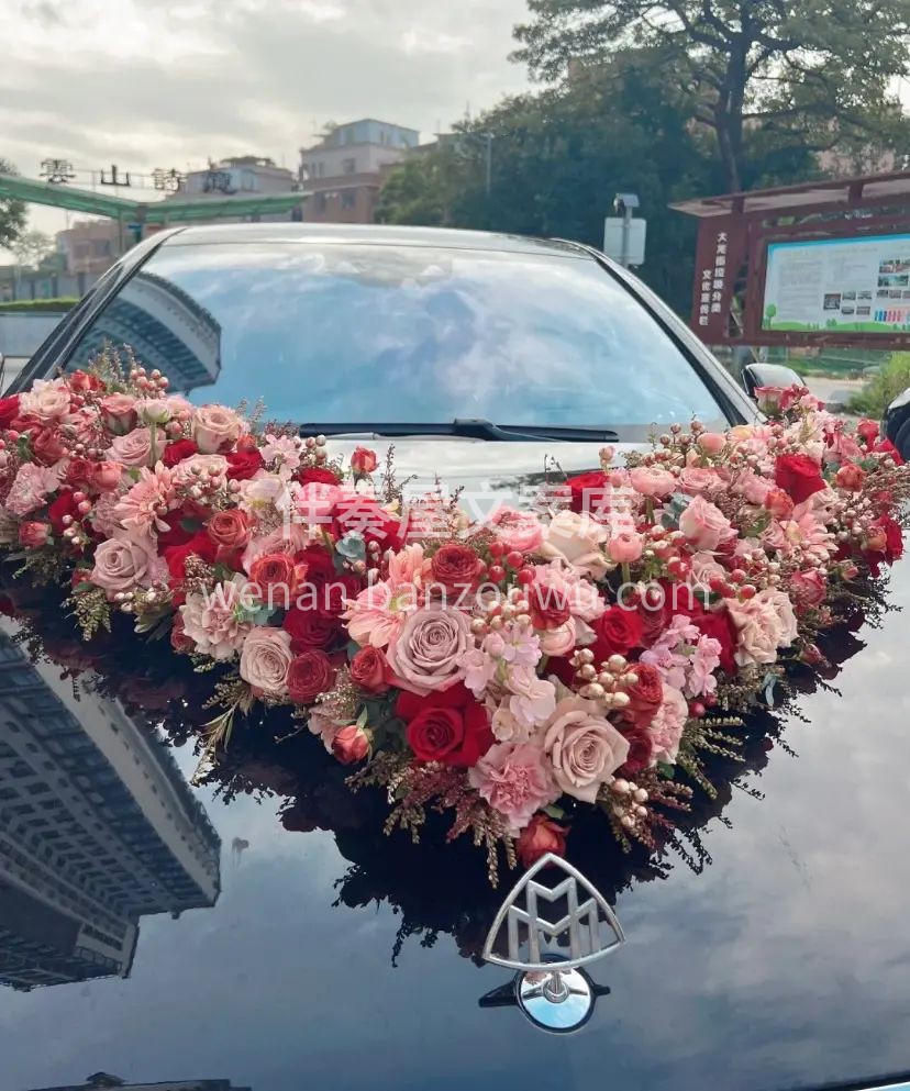 呀~有点喜欢的婚车😍 就挺喜欢这种色调的 配图2