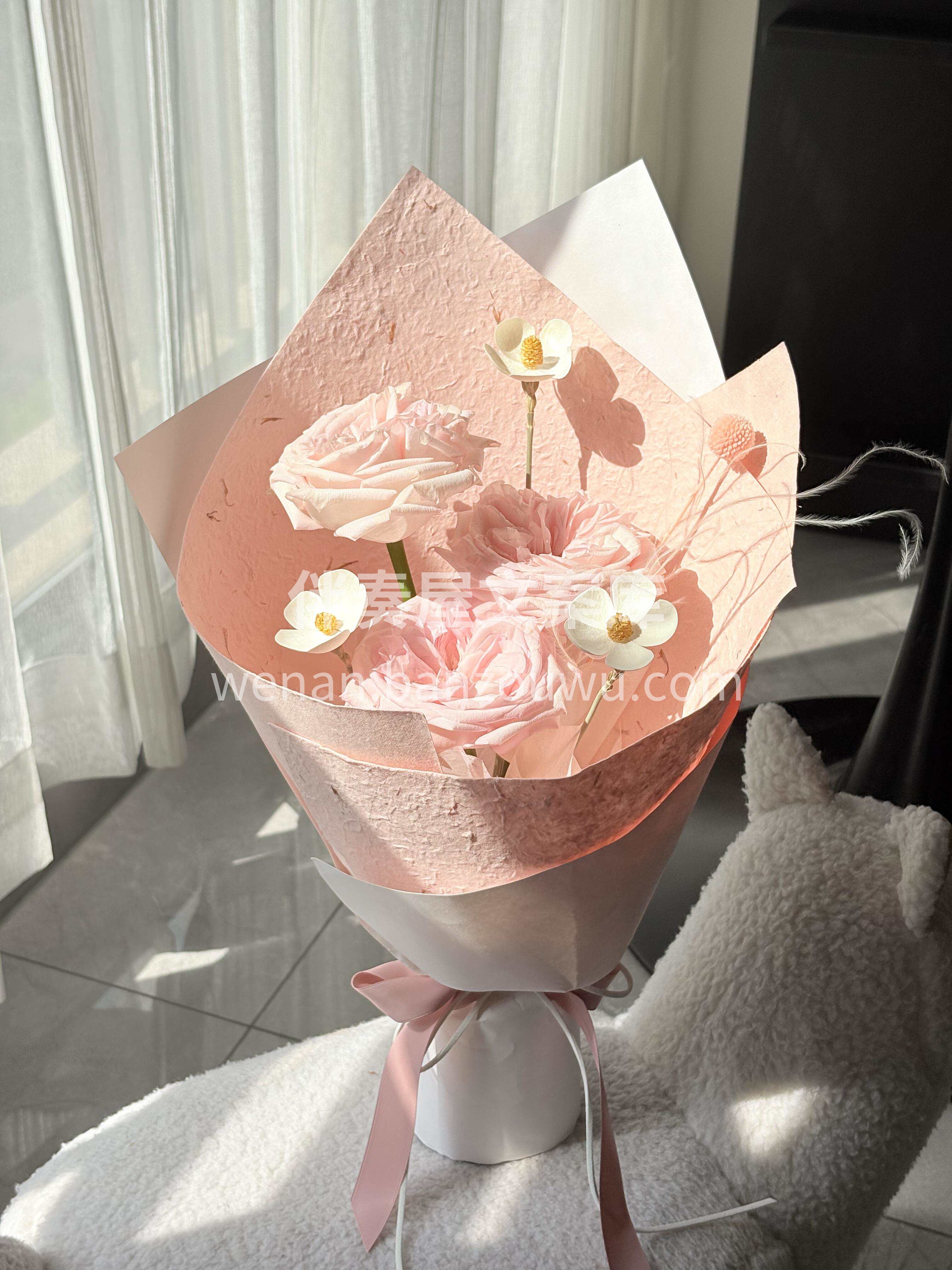 粉色迷你见面花束💐 阳光穿过花瓣纸的瞬间 折射映出琉璃般的光 配图3